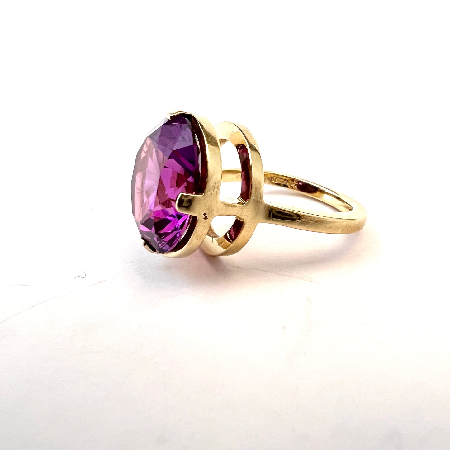 Bernhard Hertz, Denmark. Vintage Mid-century 14k Gold Synthetic Sapphire Ring.