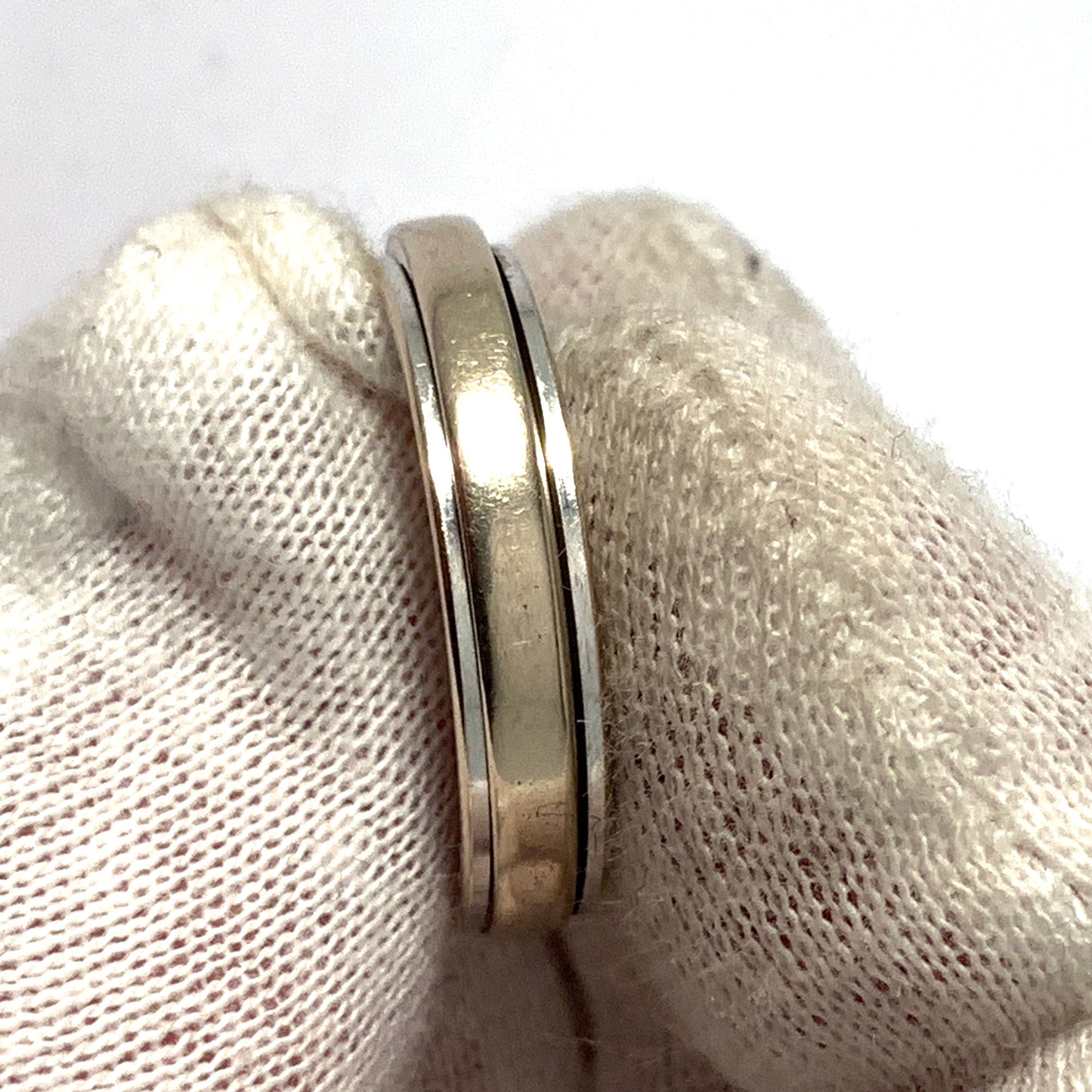 Piaget Possession, 18k Gold Spinning Ring. Size 10 1/2