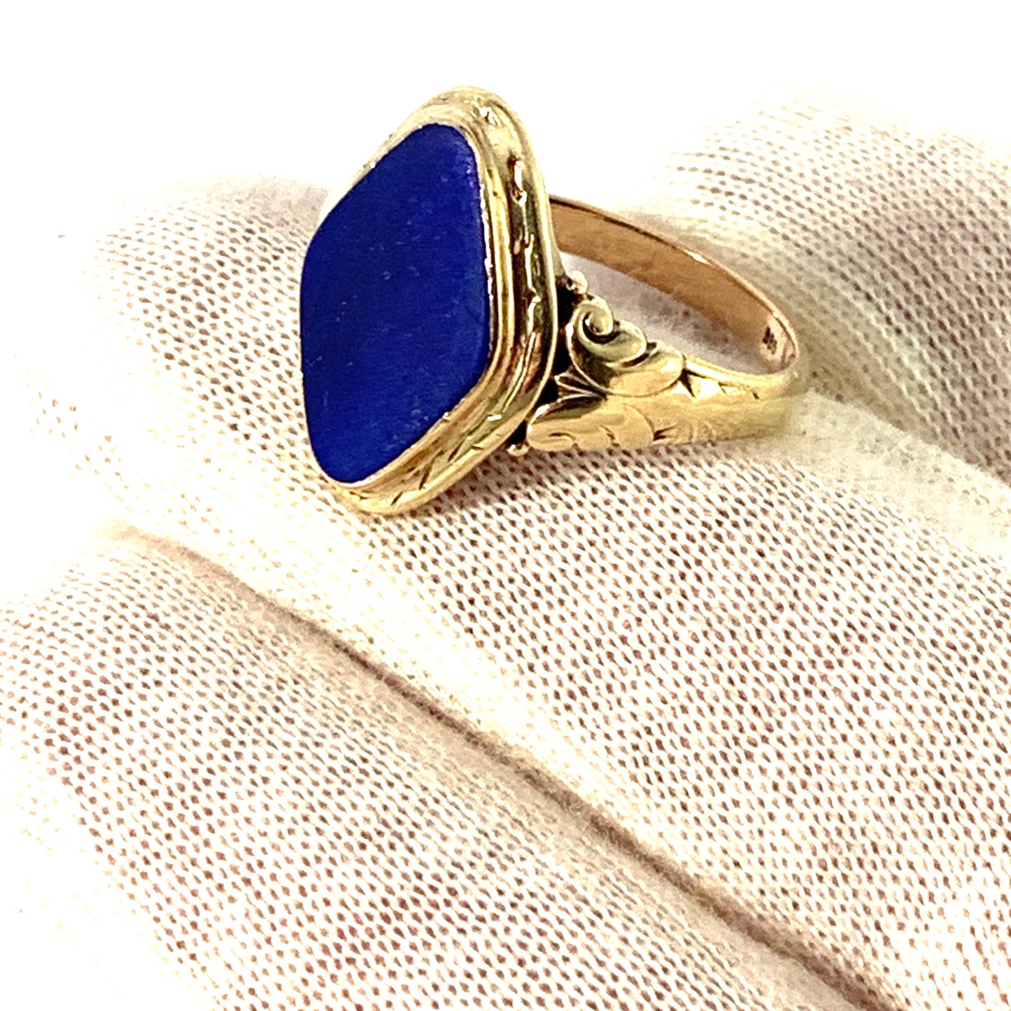 Antique late Victorian 14k Gold Lapis Lazuli Unisex Signet Ring.