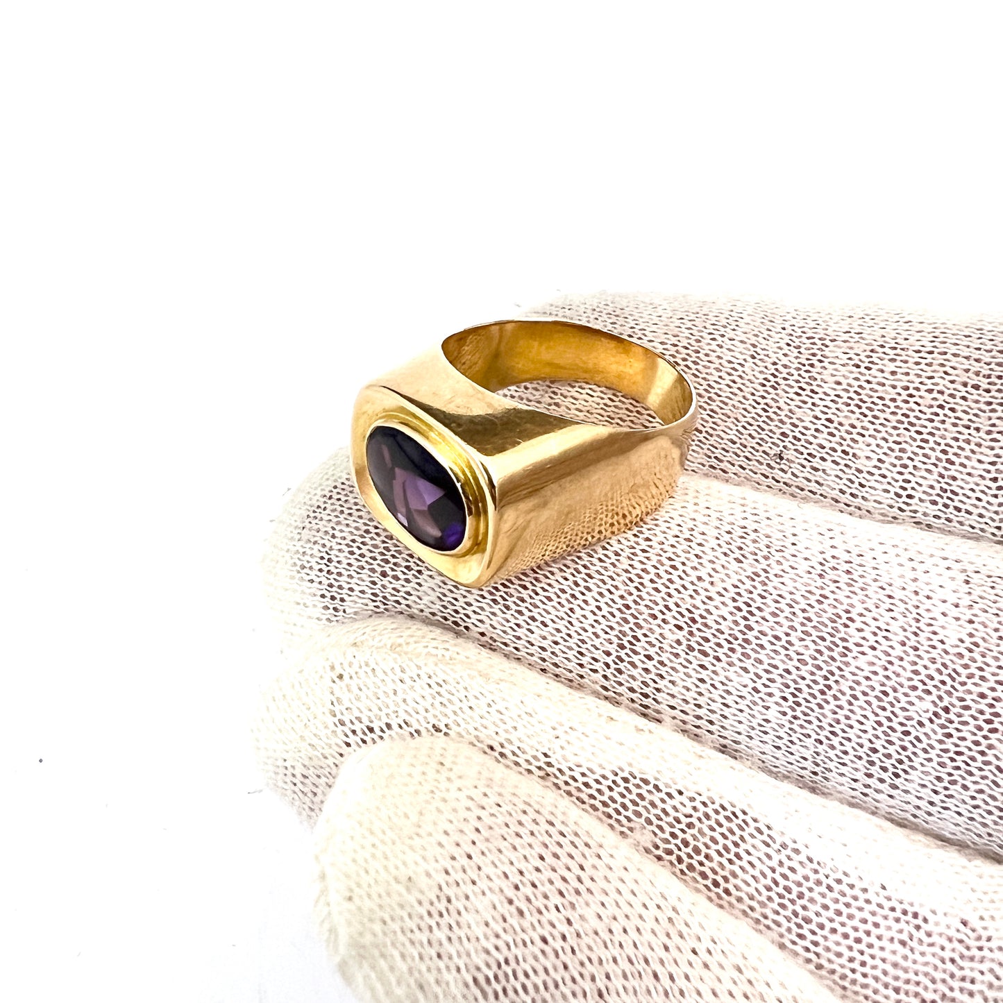 Forsman & Gardfors, Sweden 1965. Vintage 18k Gold Synthetic Sapphire Ring.