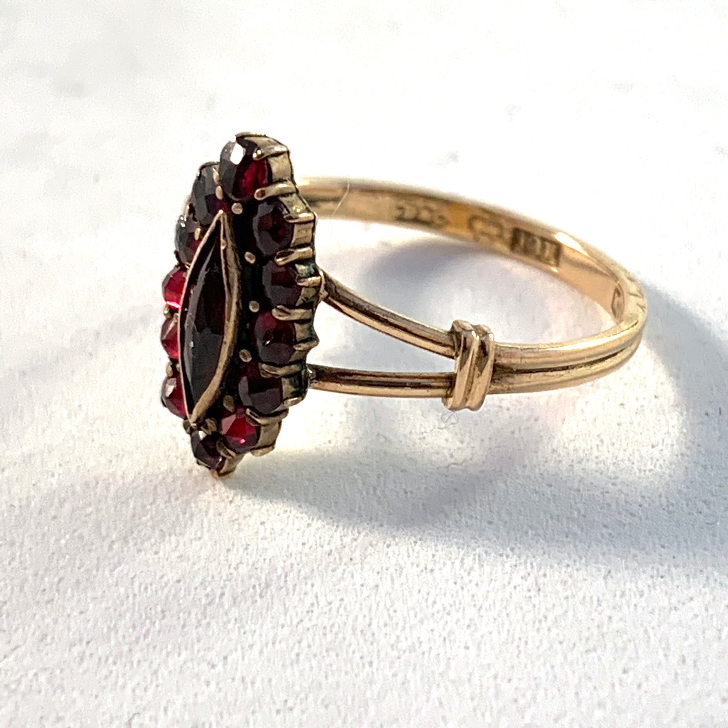G Dahlgren, Sweden. Edwardian 18k Gold Garnet Ring.
