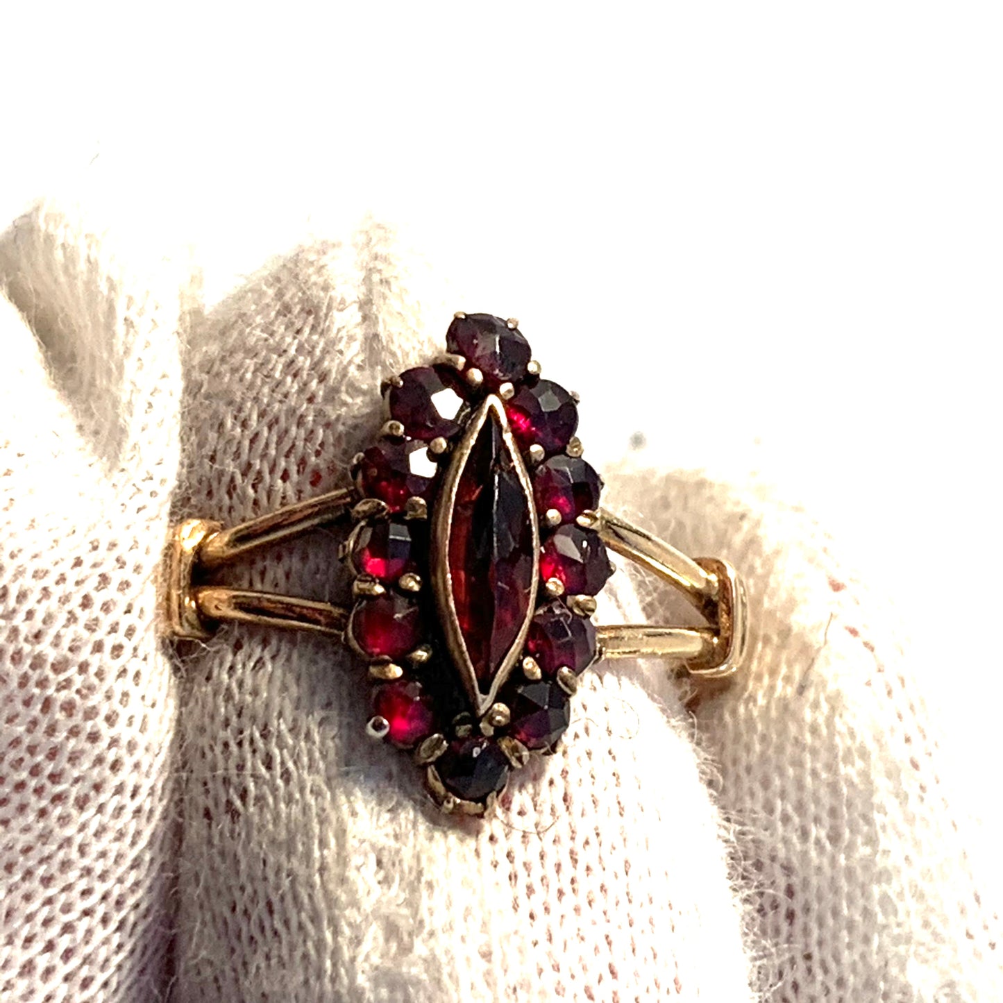 G Dahlgren, Sweden. Edwardian 18k Gold Garnet Ring.