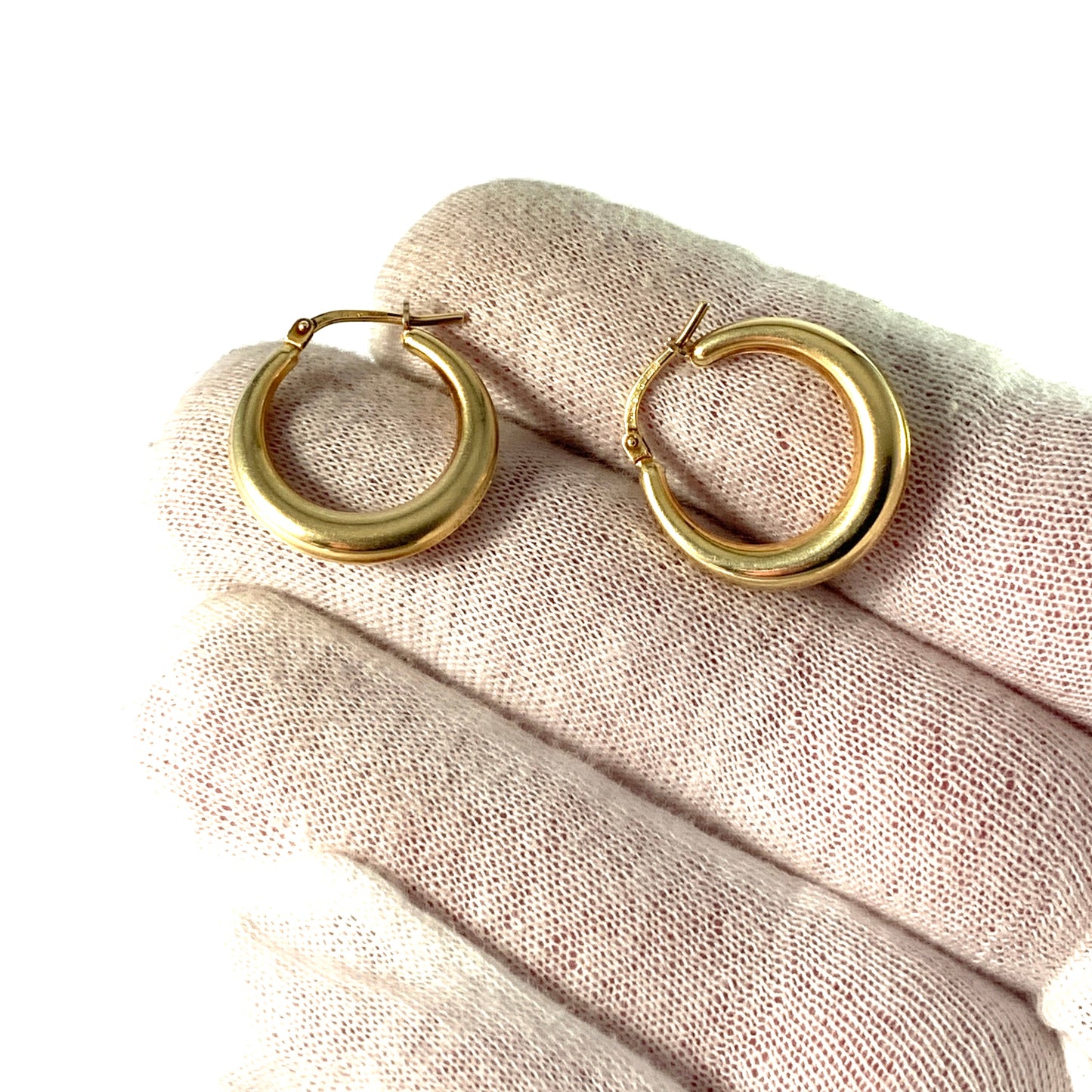 UNO A ERRE, Arezzo, Italy Vintage 18k Gold Earrings.