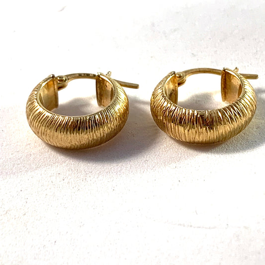 UNO A ERRE, Arezzo, Italy Vintage 18k Gold Huggie Earrings.