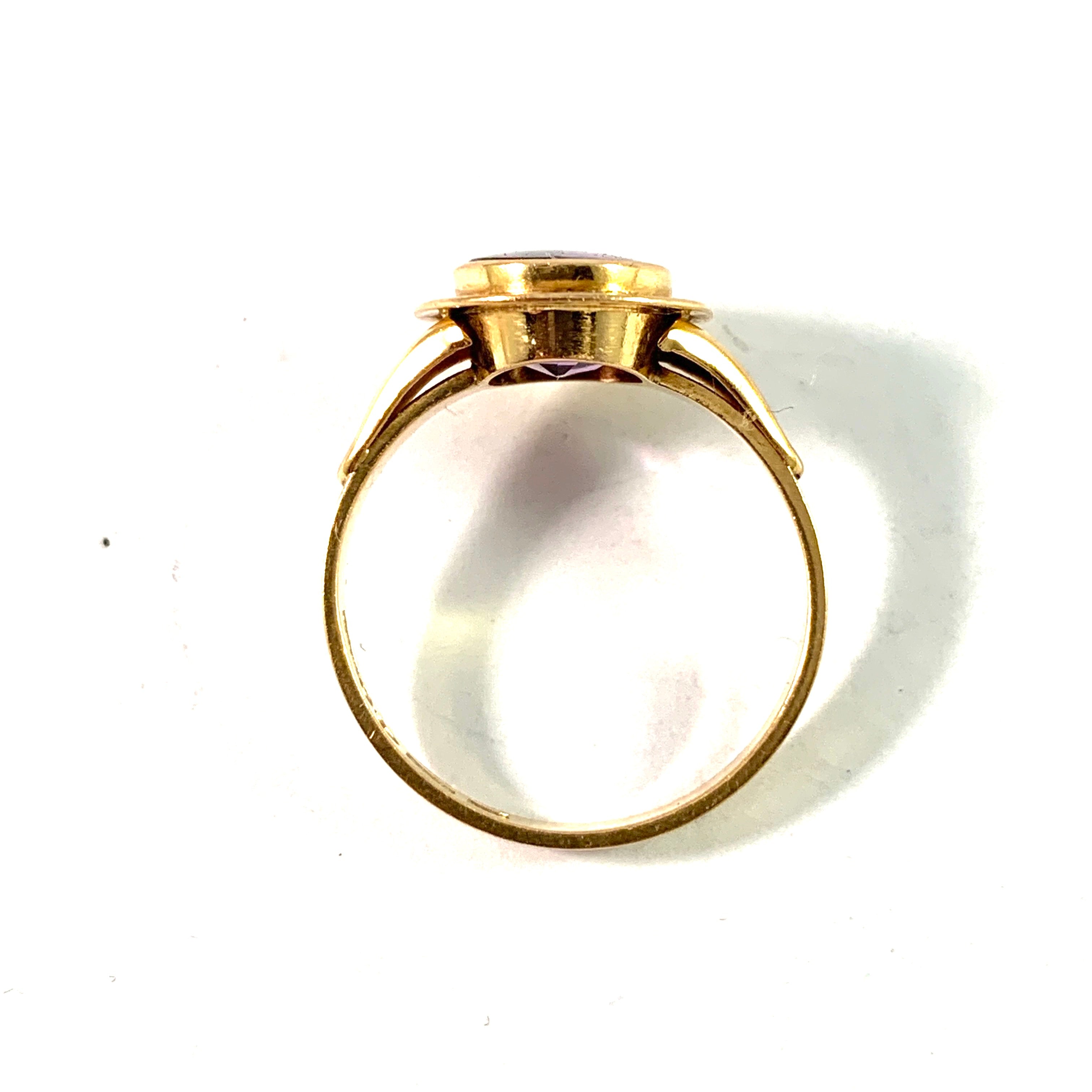 Guldvaruhuset, Sweden 1958. Mid Century 18k Gold Color Change Synthetic Spinel Ring.
