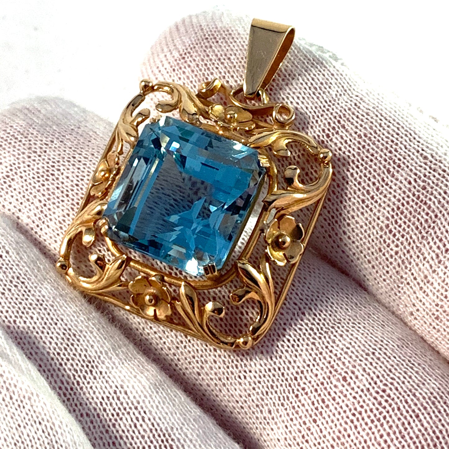 Ceson, Sweden 1953 Mid Century 18k Gold Synthetic Spinel Pendant.