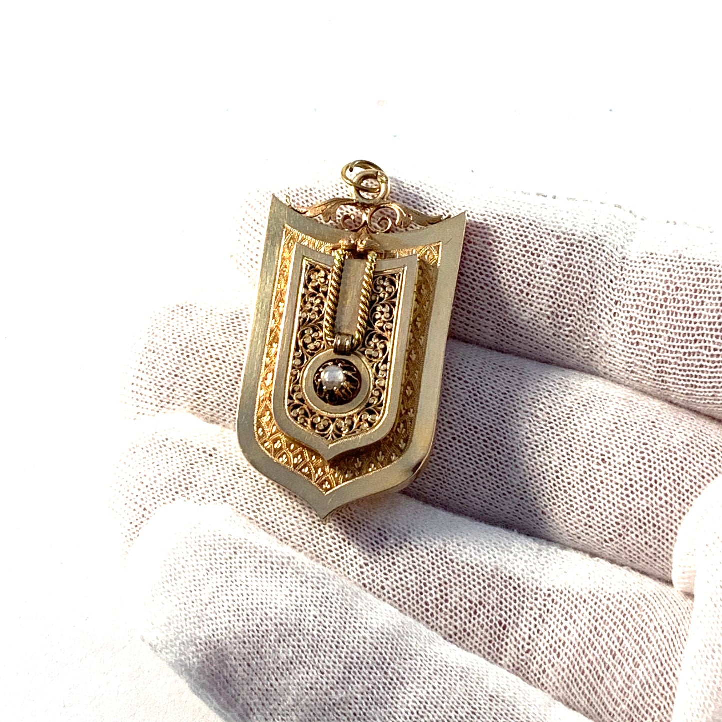 Germany c 1900 Jugendstil 18k Gold Locket Pendant.