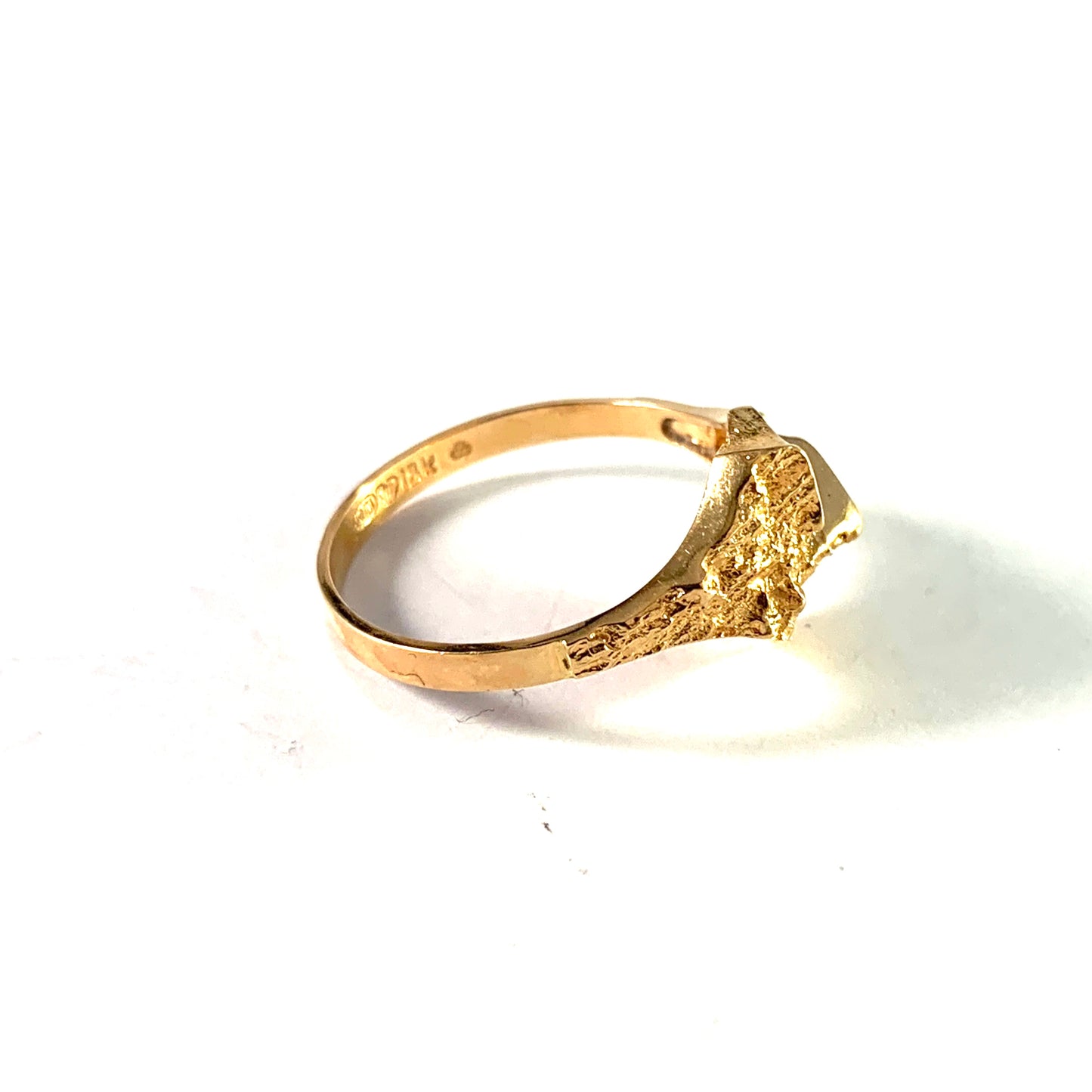 Maker RM, Finland c 1970s 18k Gold Unisex Ring.