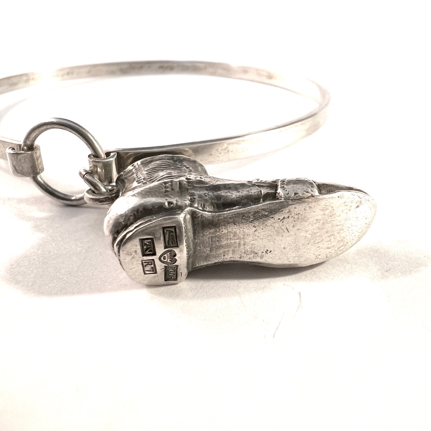 Kultakeskus Oy, Finland 1970. Solid Silver Bangle Shoe Charm Bracelet.
