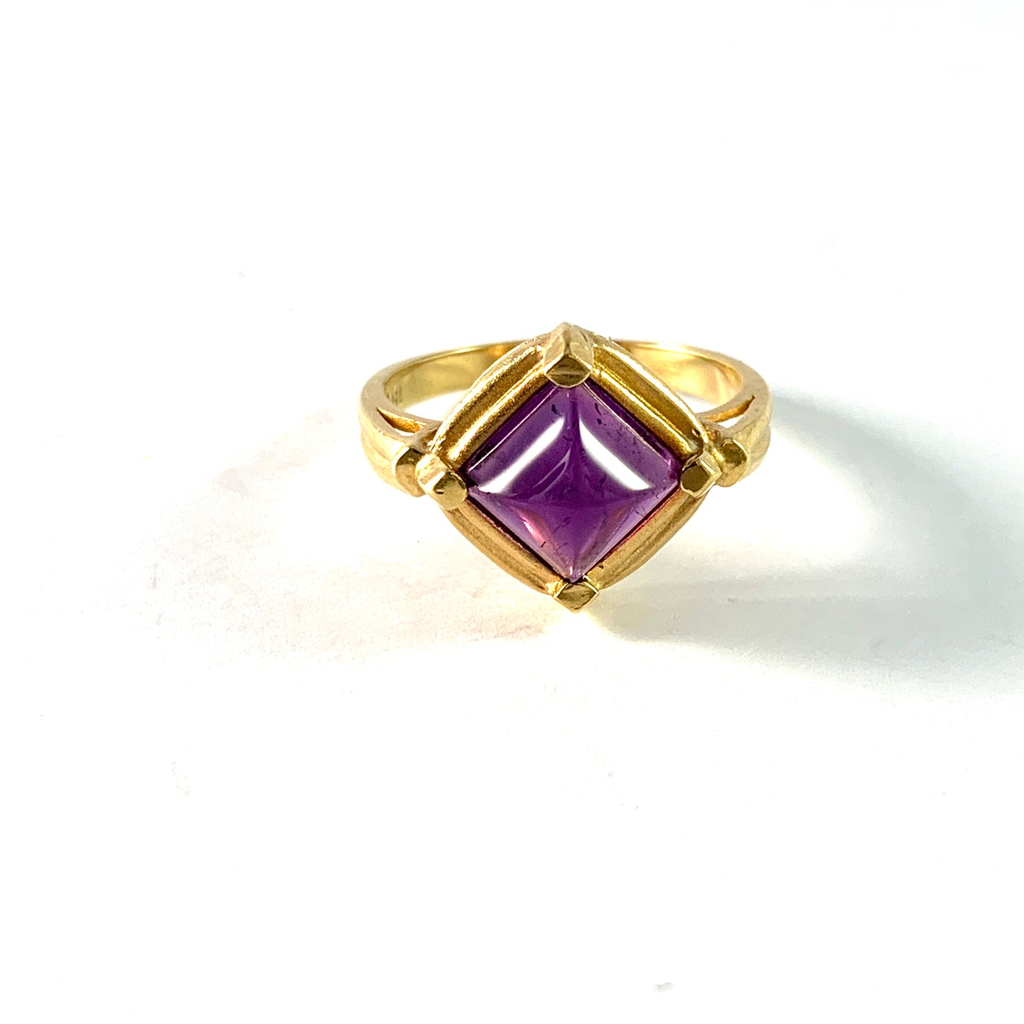 Vintage 18k Gold Amethyst Designer Ring. Makers Mark.