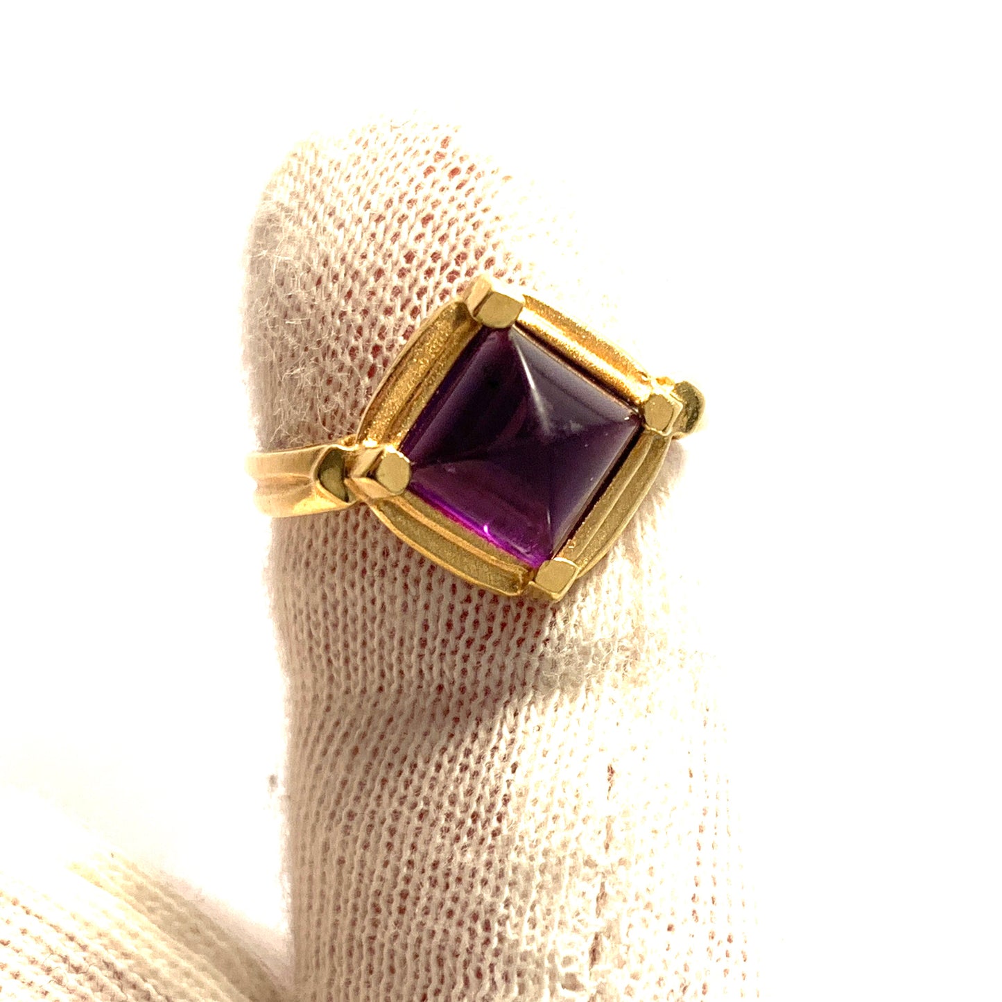 Vintage 18k Gold Amethyst Designer Ring. Makers Mark.