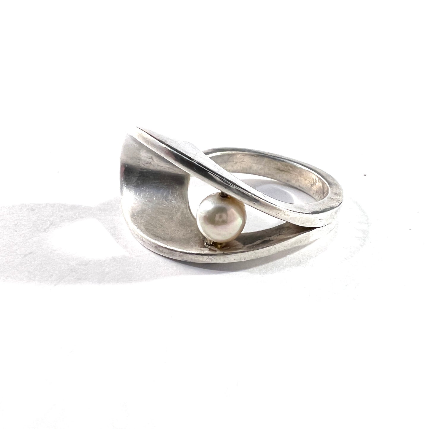 Maker JLP, USA c 1960s Vintage Modernist Sterling Silver Pearl Ring.