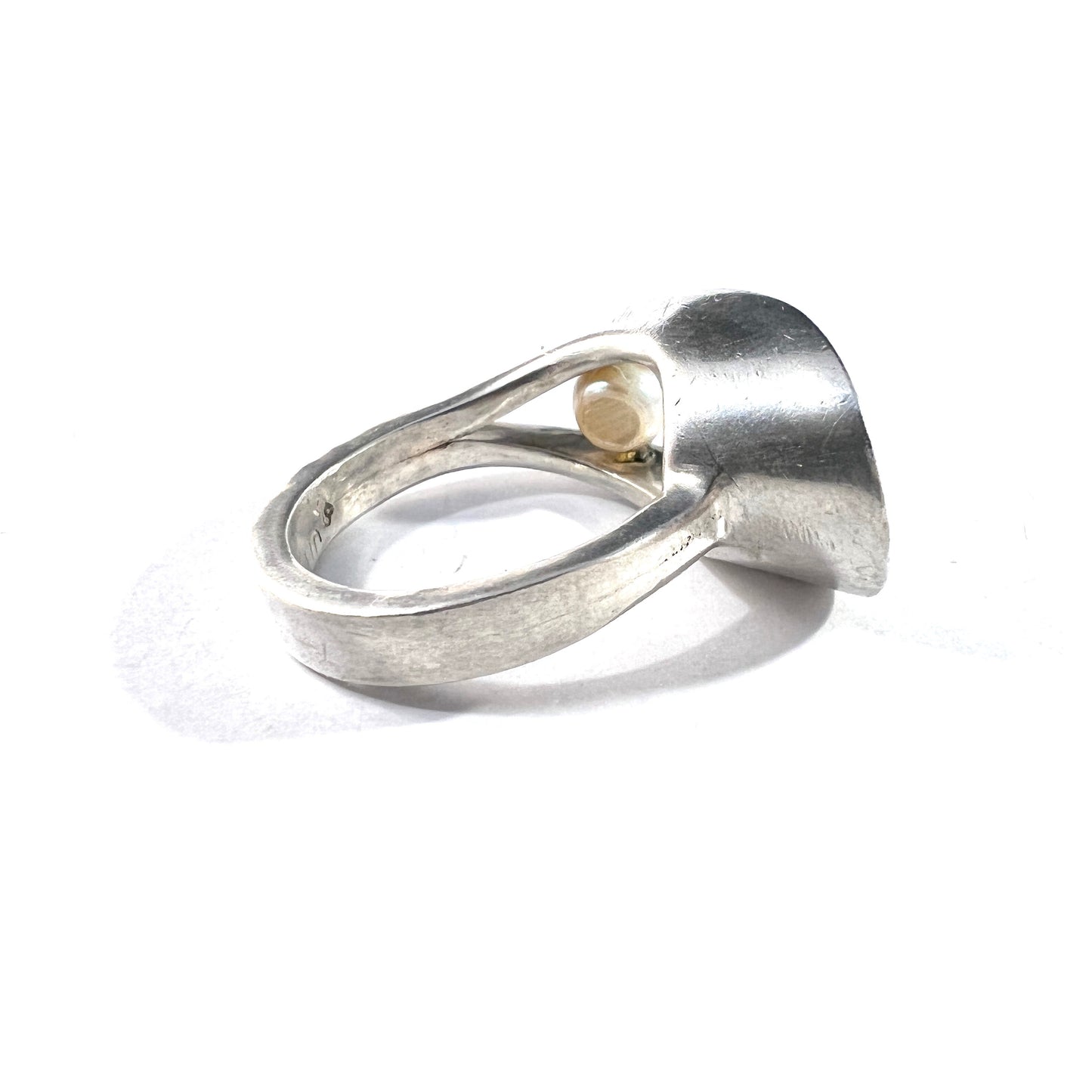 Maker JLP, USA c 1960s Vintage Modernist Sterling Silver Pearl Ring.