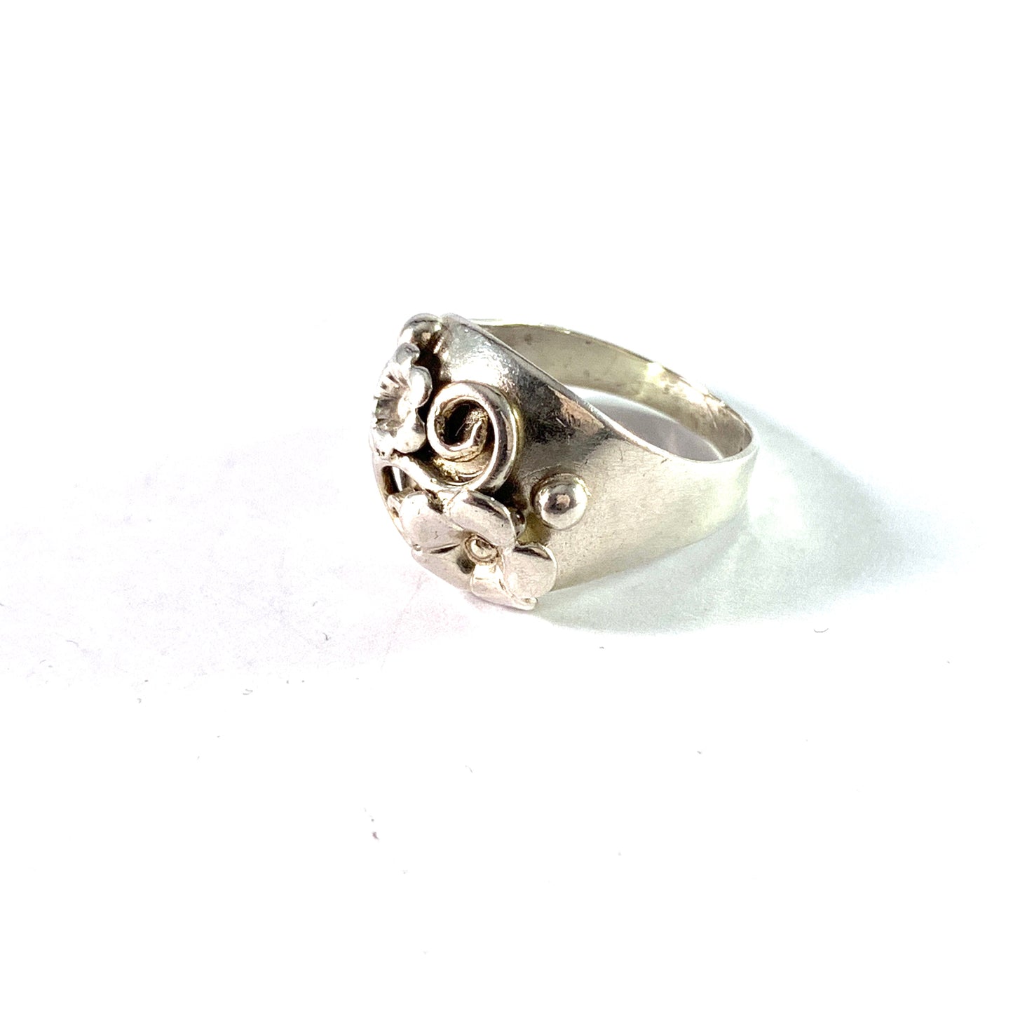 Kaplan, Sweden year 1950. Mid century Solid Silver Floral Ring.