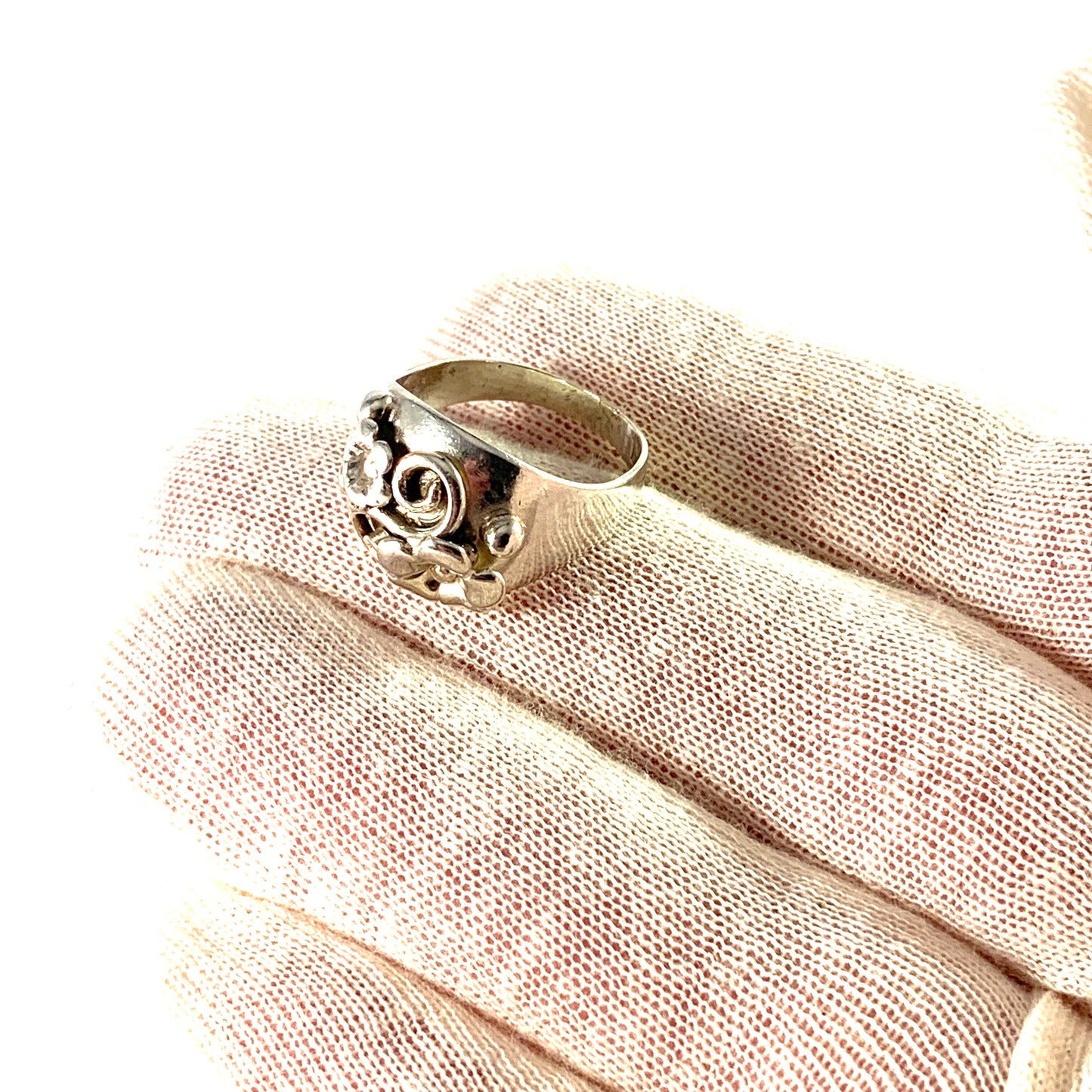 Kaplan, Sweden year 1950. Mid century Solid Silver Floral Ring.