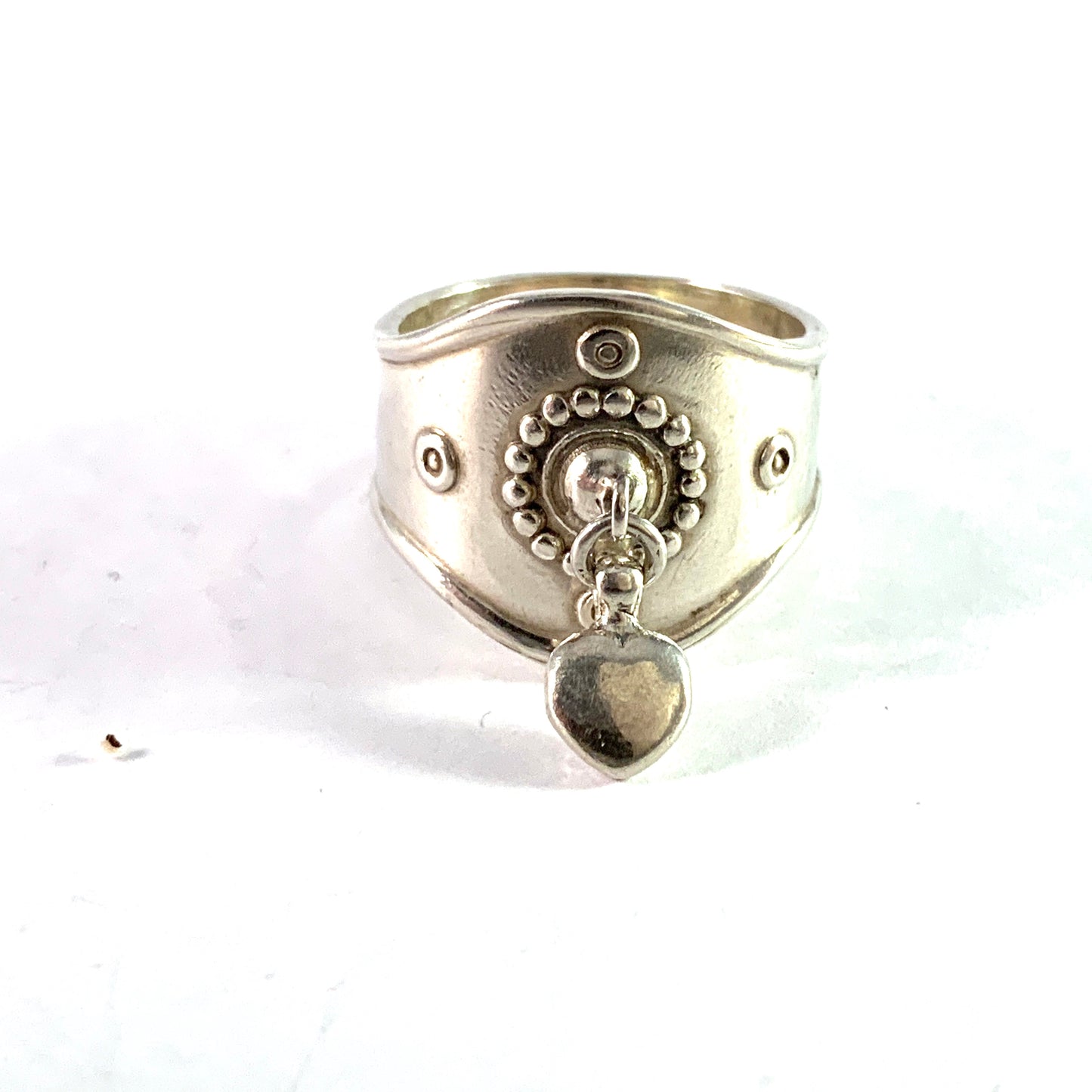 Holger Lindstrom for Kalevala Koru, Finland year 1946. Heart Love Ring. Early!