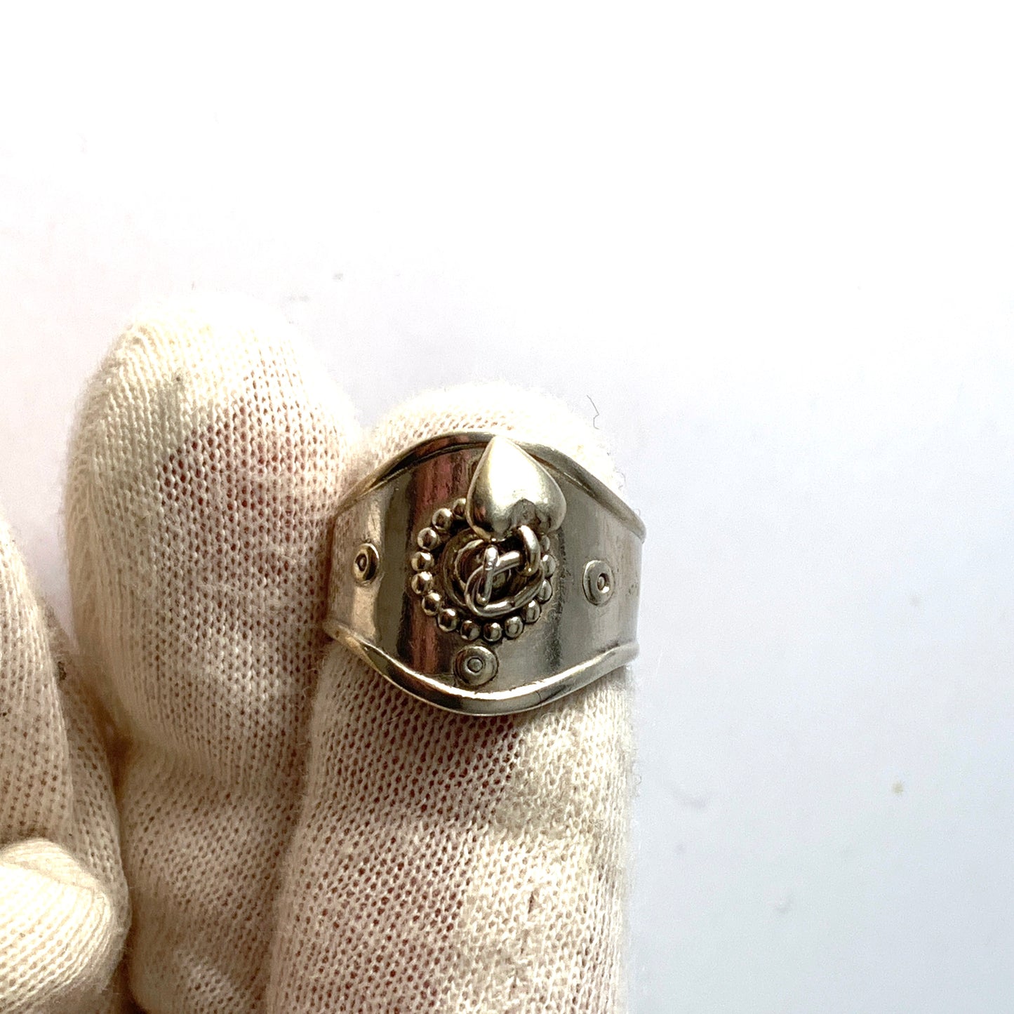 Holger Lindström for Kalevala Koru, Finland 1946. Early Solid Silver Heart Charm Ring.
