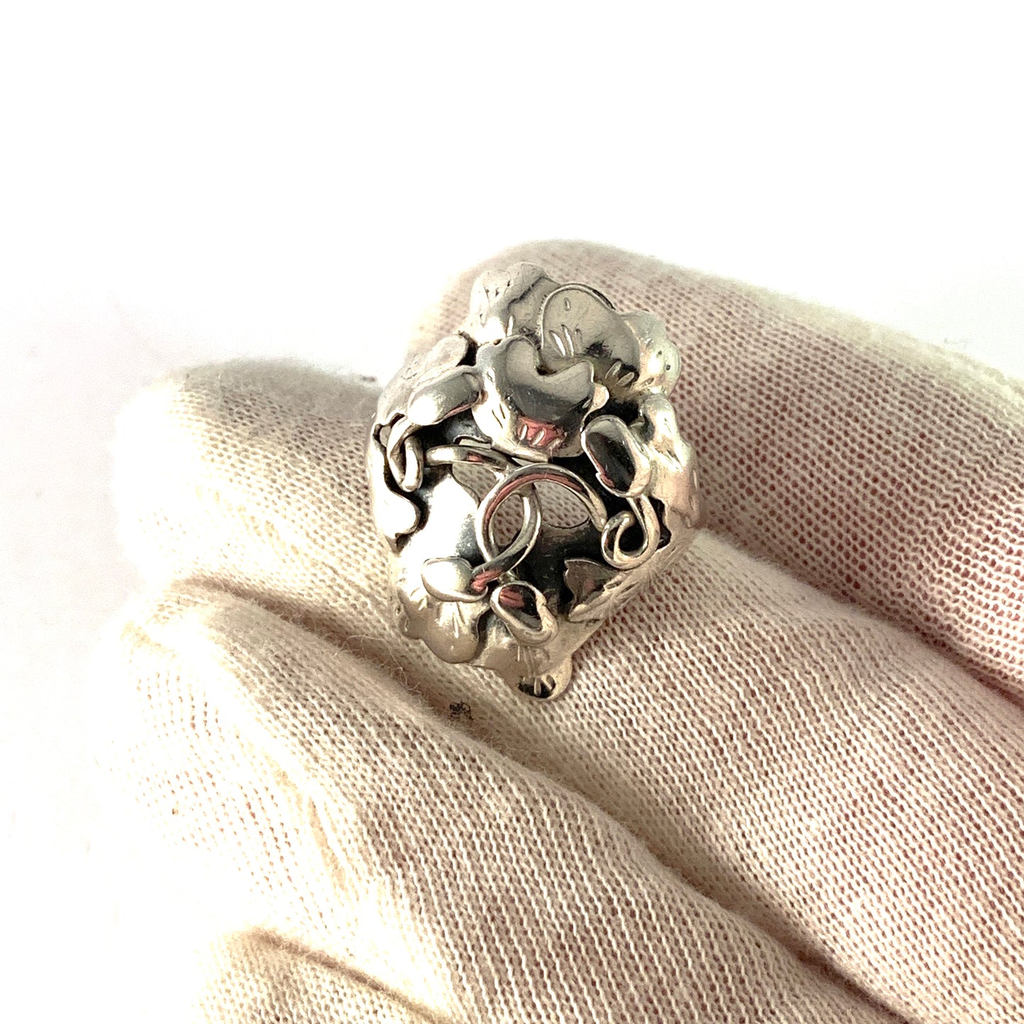 Tre-Ess, Sweden 1946. Vintage Sterling Silver Hand Wrought Ring.