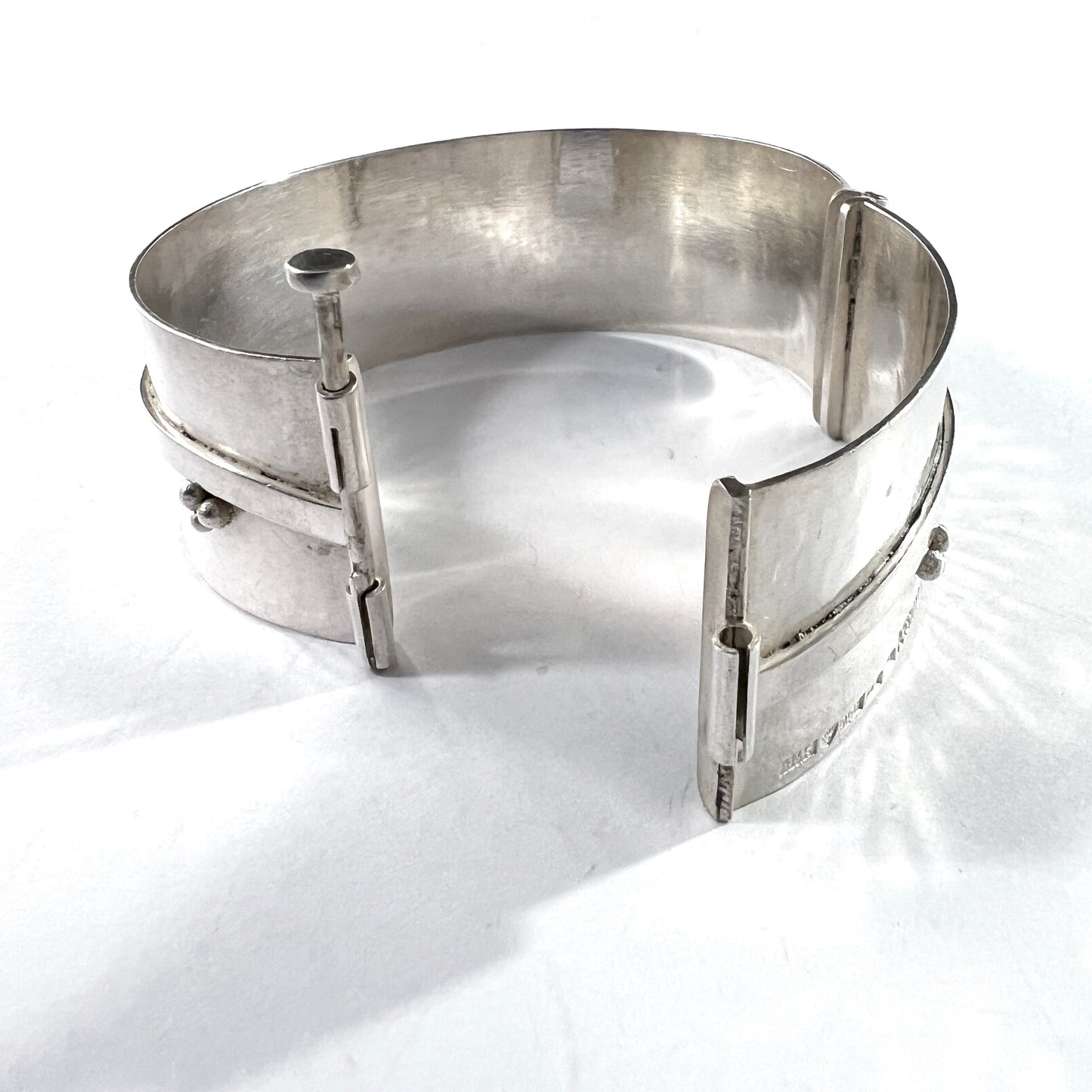 Reijo Sirkeoja, Finland 1961. Bold Vintage Solid Silver Hinged Bracelet.