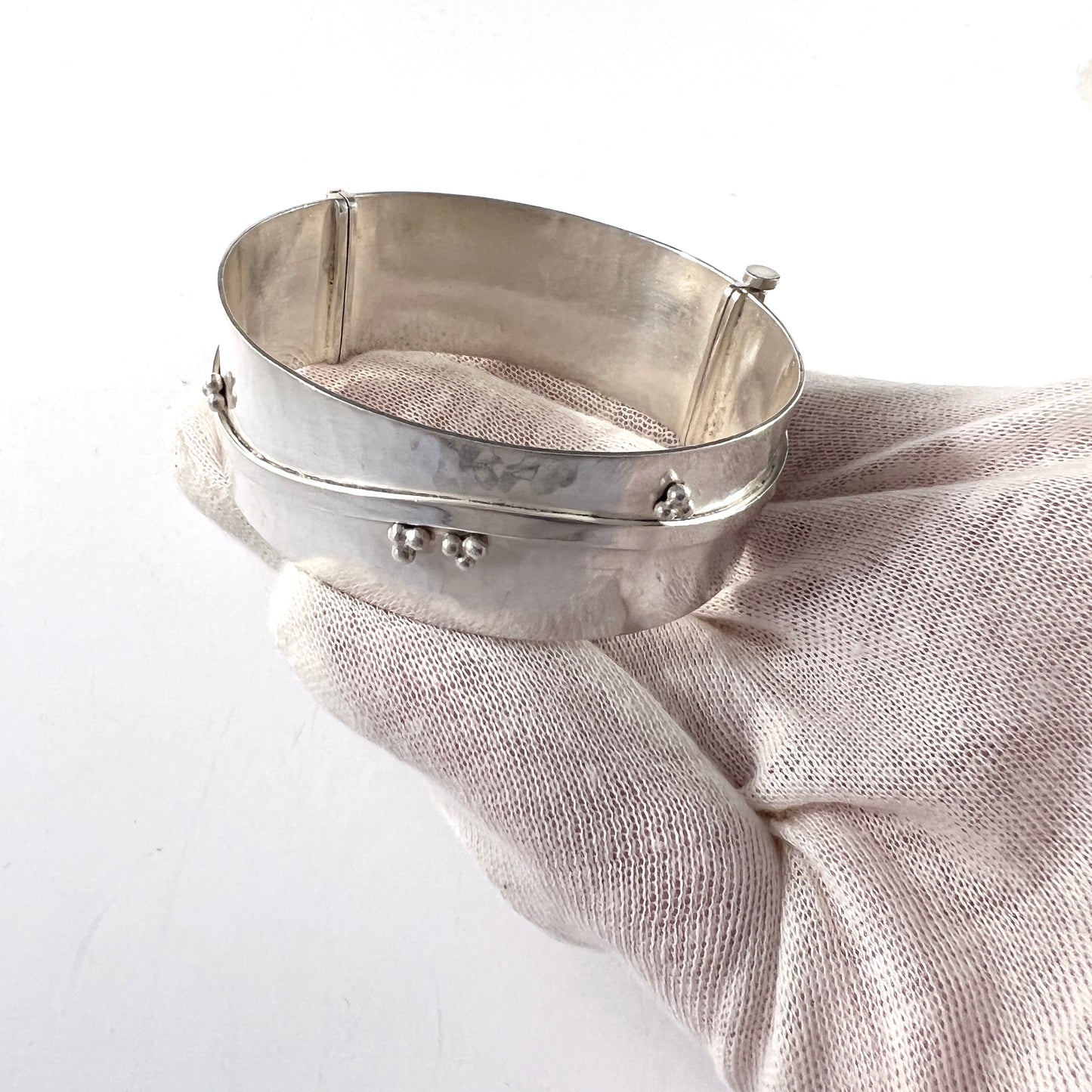Reijo Sirkeoja, Finland 1961. Bold Vintage Solid Silver Hinged Bracelet.