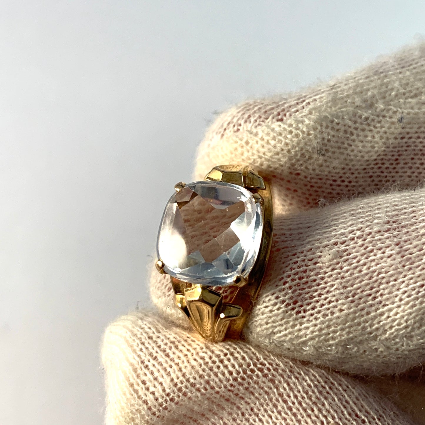 Ceson, Sweden 1957. Mid Century 18k Gold Synthetic Spinel Ring.