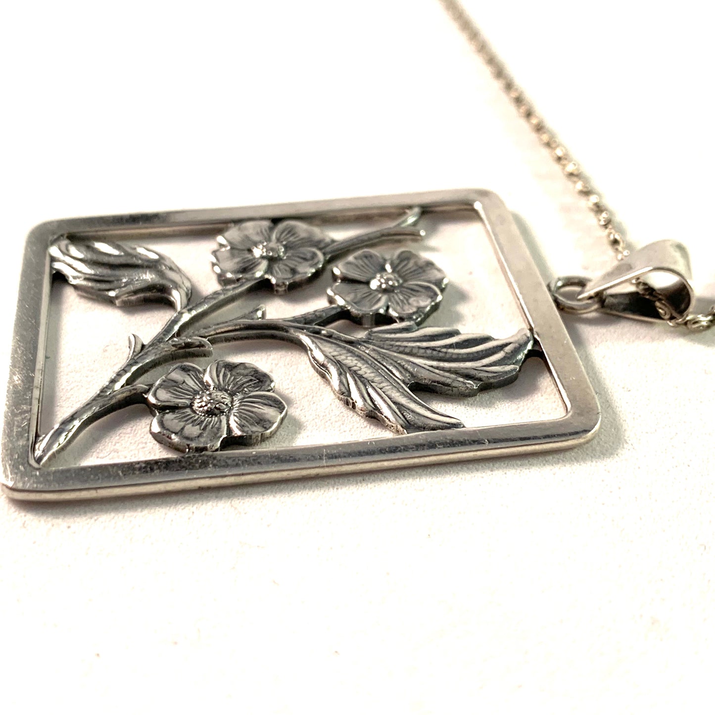 R Rasmussen, Denmark 1930s. Solid 830 Silver Pendant Necklace. Design no 285.