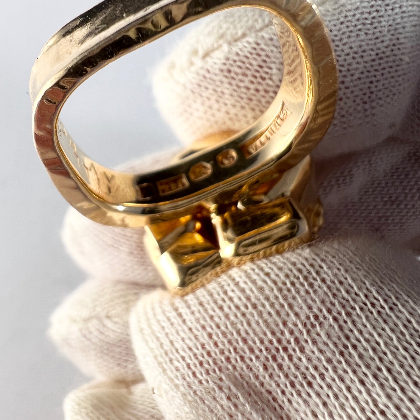 Claes E Giertta, Sweden 1974. Massive 17.4gram 18k Gold Modernist Ring.