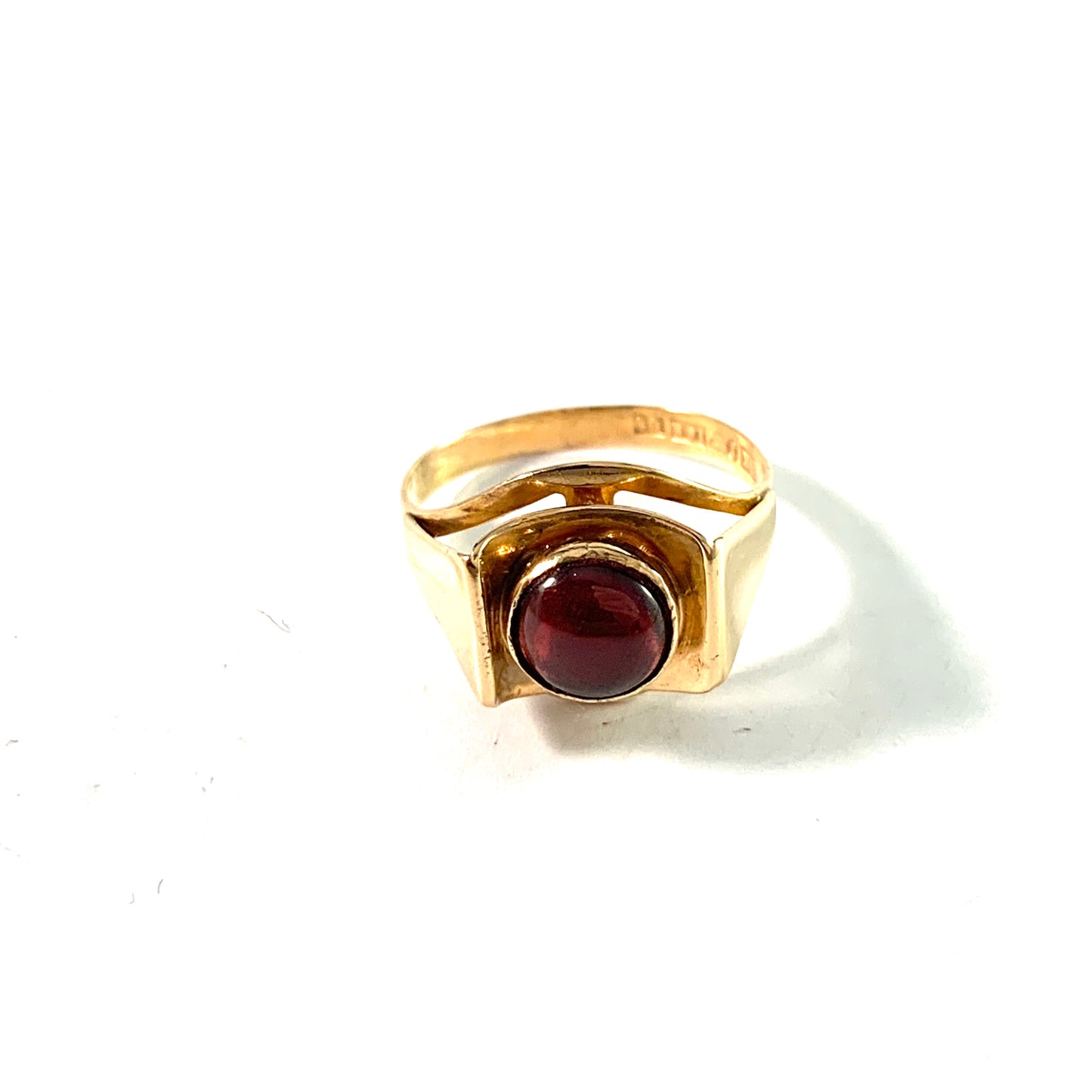 Kaplan, Sweden 1970. Vintage Modernist 18k Gold Deep Red Synthetic Stone Ring.