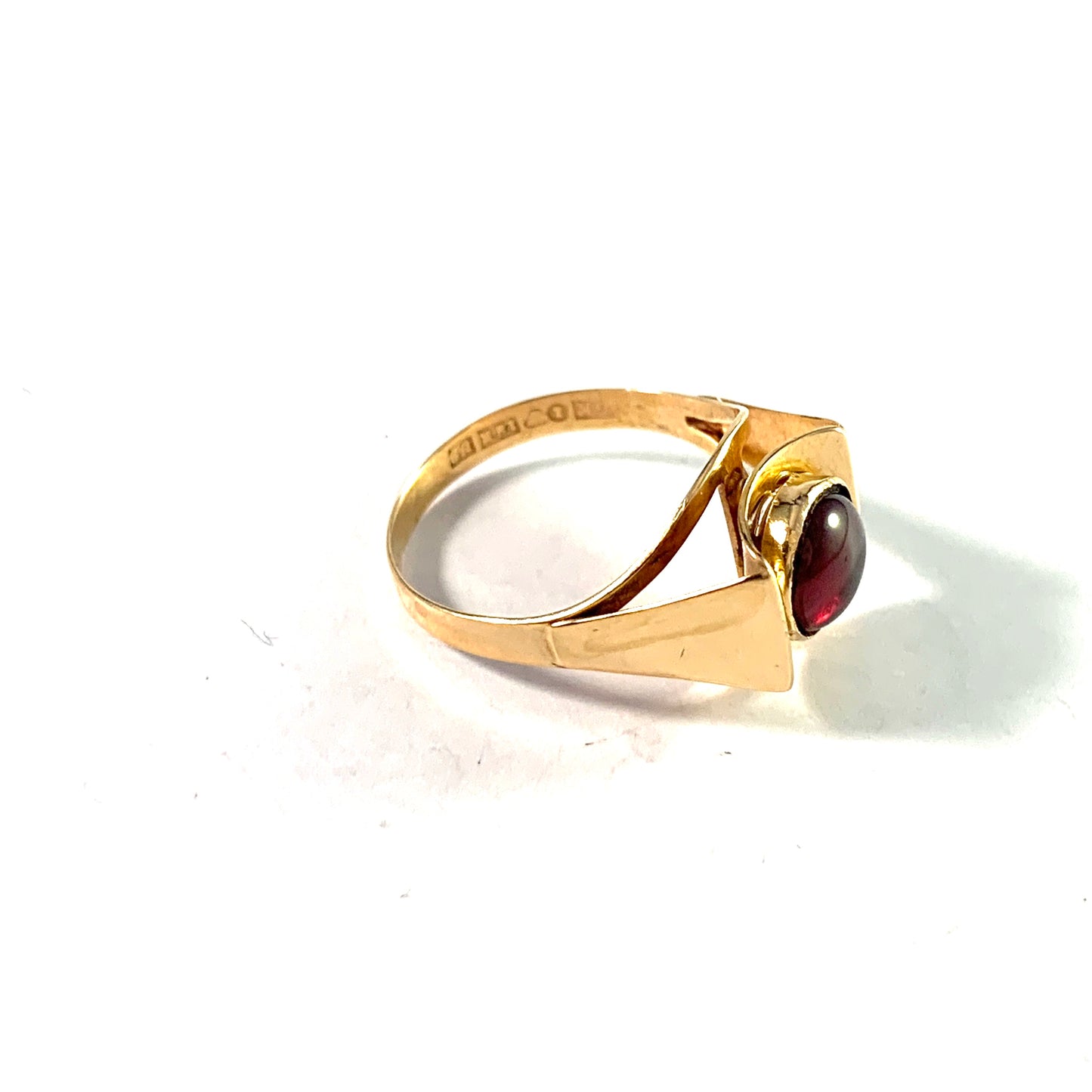 Kaplan, Sweden 1970. Vintage Modernist 18k Gold Deep Red Synthetic Stone Ring.