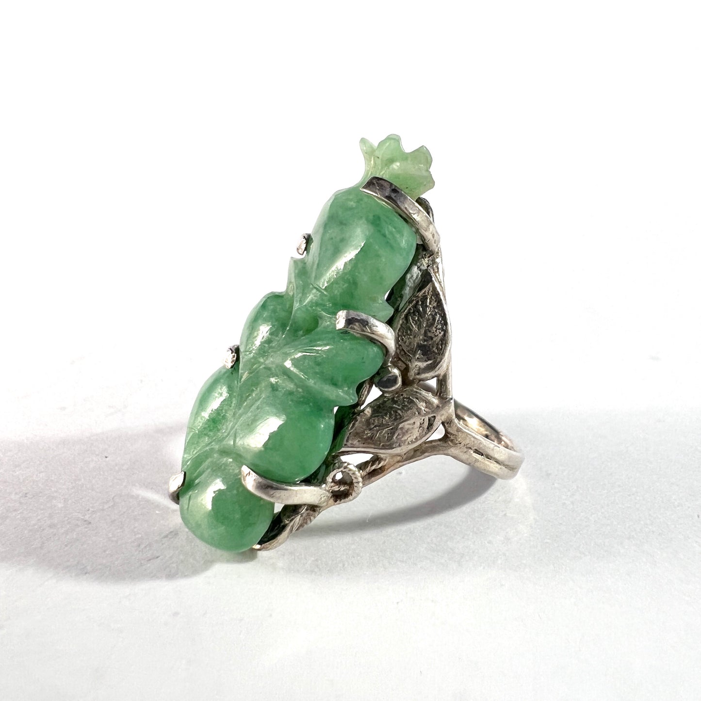 China, 1920-30s. Vintage Sterling Silver Carved Jade Ring.