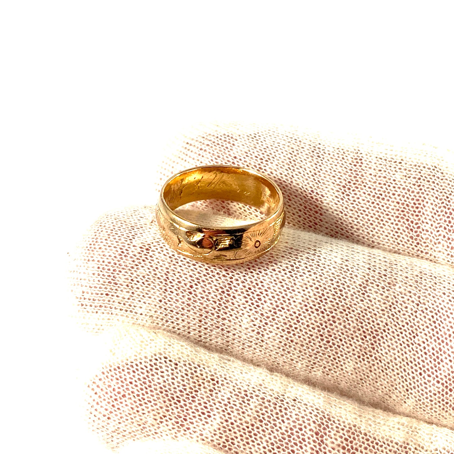 Sweden year 1898 Antique Creamy 20k Gold Wedding Band Ring.