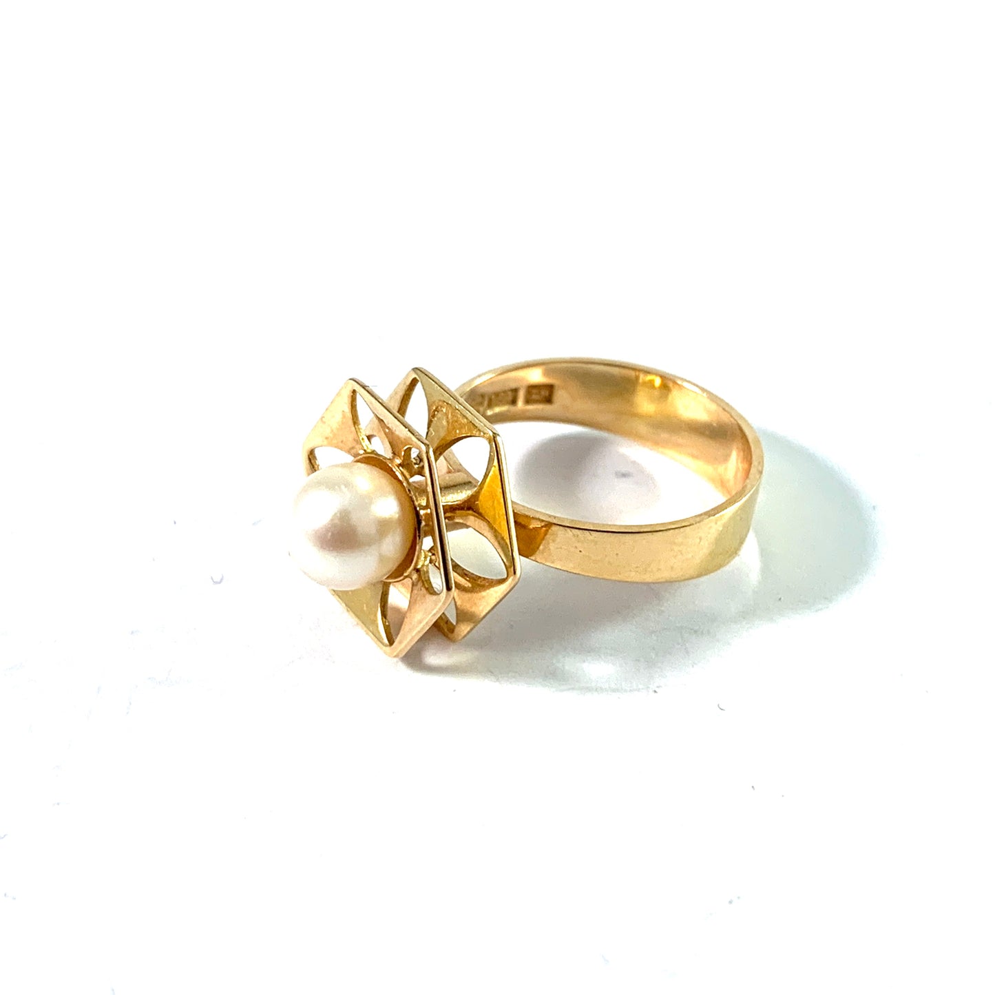 Theresia Hvorslev for Alton 1969. Vintage 18k Gold Cultured Pearl Ring. Design Reflex.