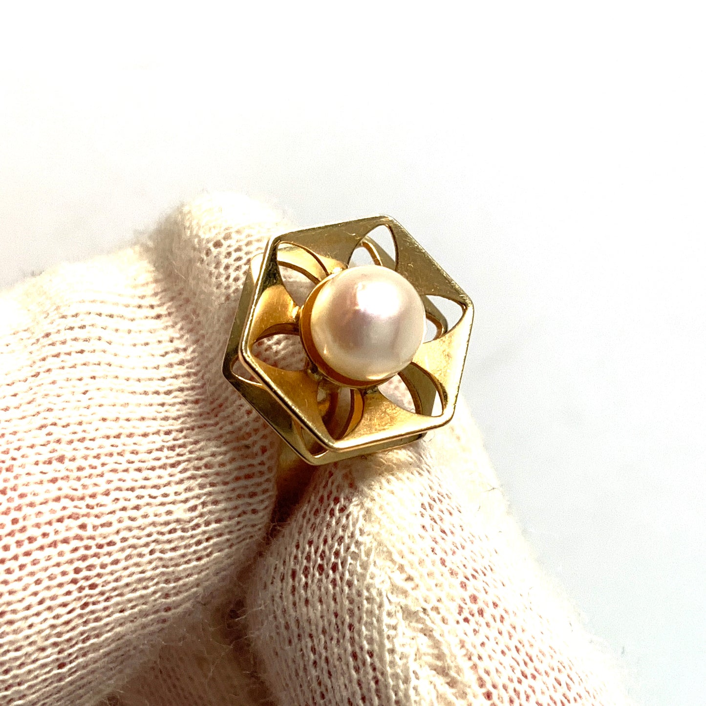 Theresia Hvorslev for Alton 1969. Vintage 18k Gold Cultured Pearl Ring. Design Reflex.