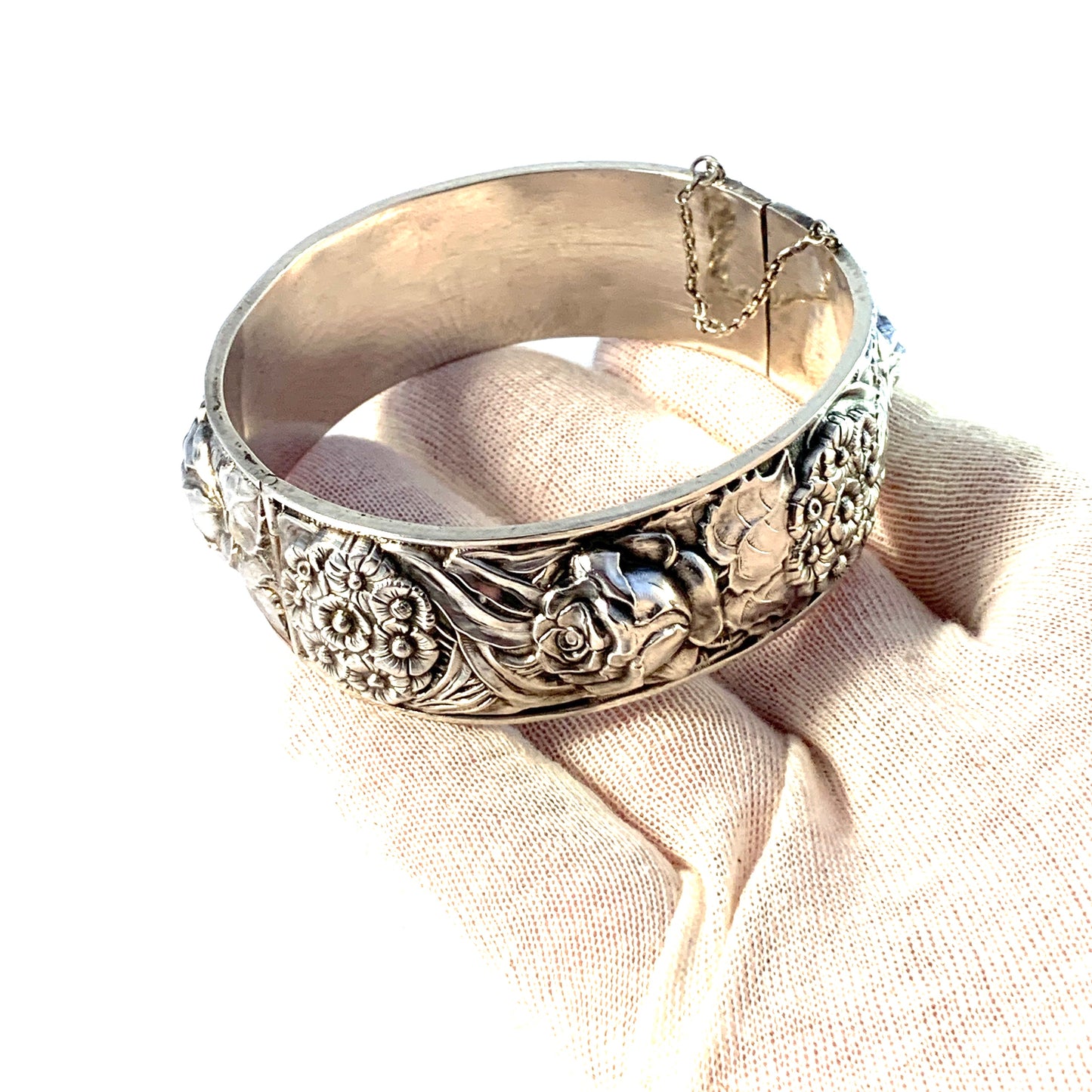 Continental Europe 1940s. Sterling Silver Floral Open/Close Bangle Bracelet.