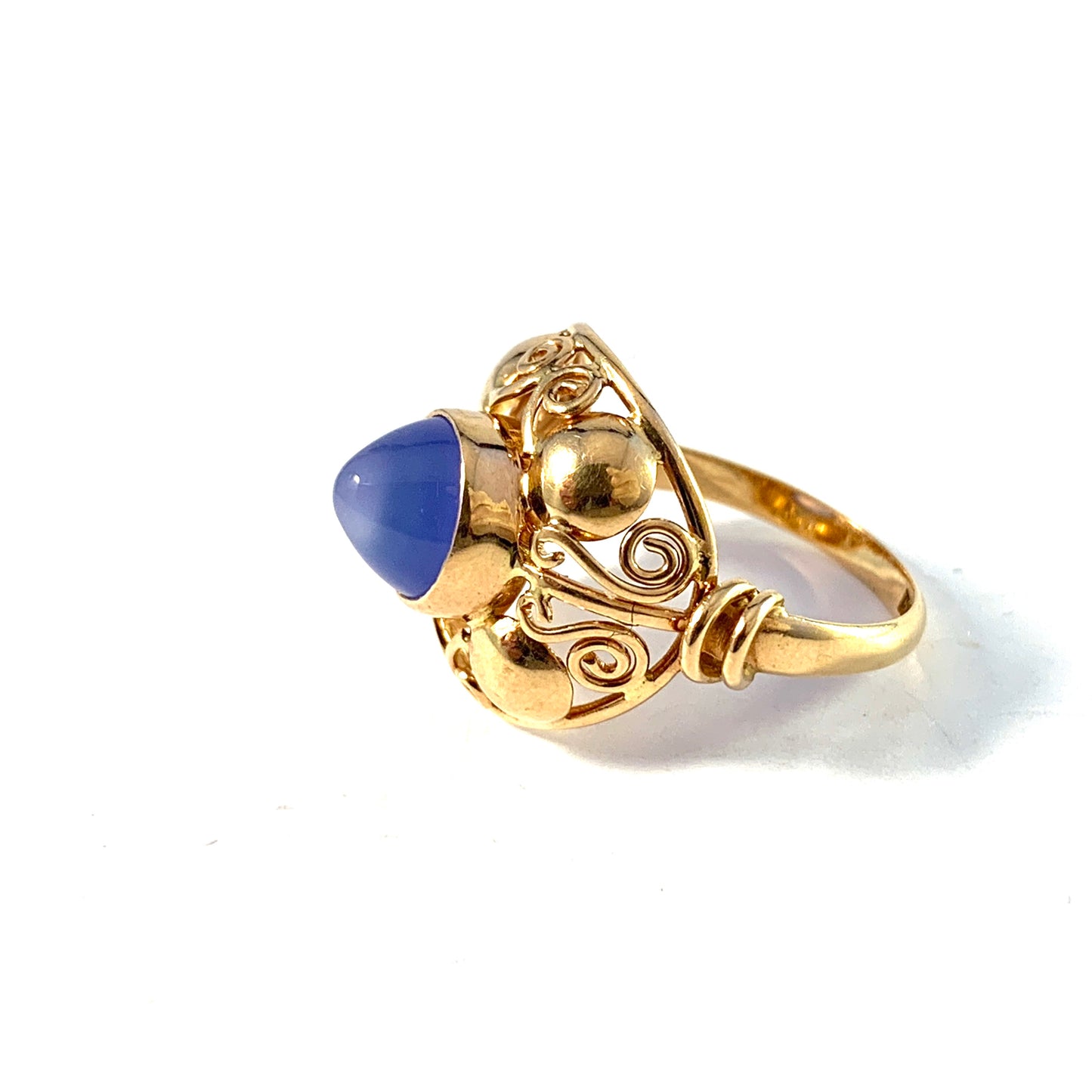 Ceson, Sweden year 1952. Mid Century 18k Gold Chalcedony Ring.