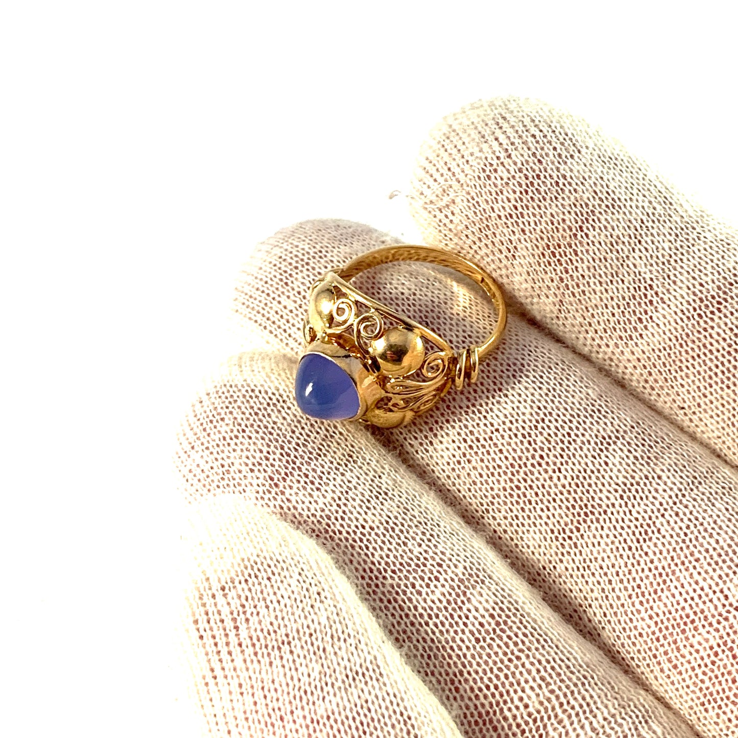 Ceson, Sweden year 1952. Mid Century 18k Gold Chalcedony Ring.