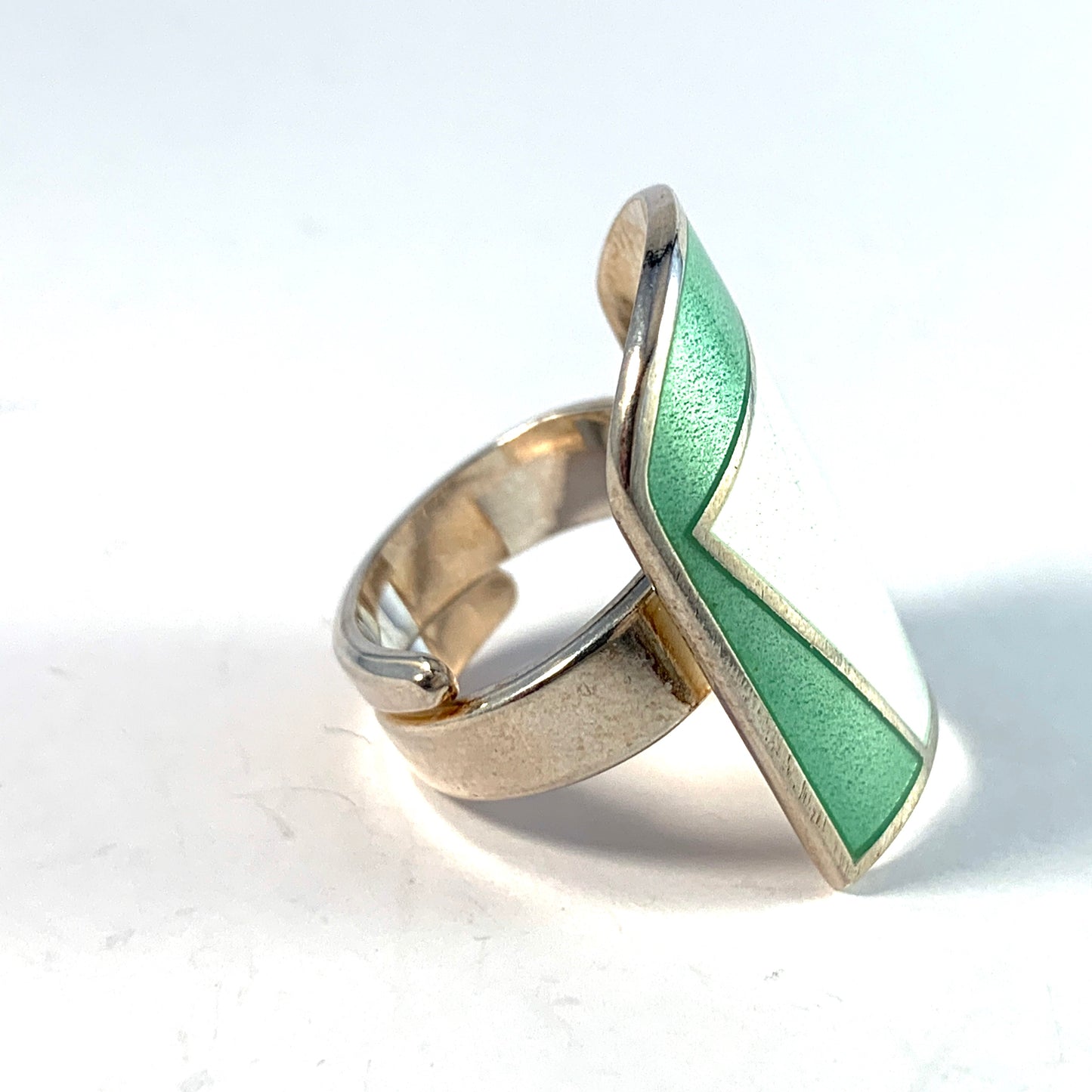 David-Andersen, design Millie Behrens, Norway Bold Sterling Silver Green and White Enamel Vintage ring