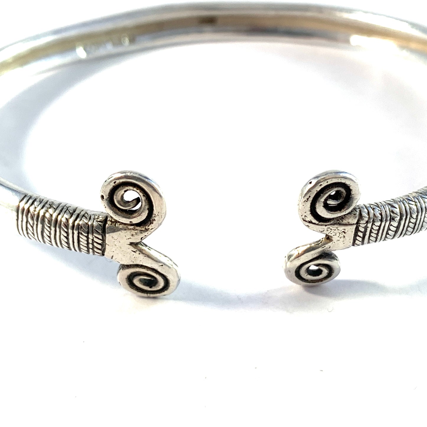 Bengt Hallberg, Sweden. Vintage Sterling Silver Viking Copy Bangle Bracelet Armring.