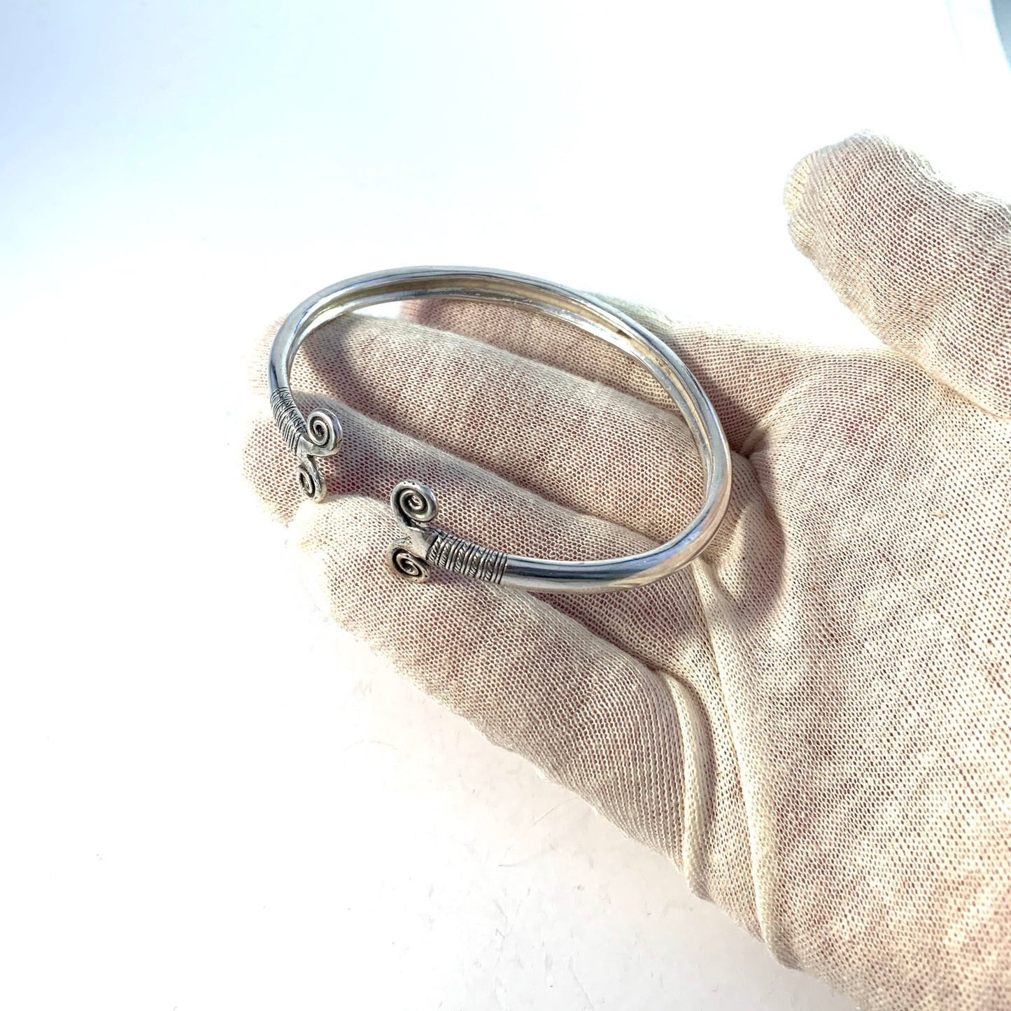 Bengt Hallberg, Sweden. Vintage Sterling Silver Viking Copy Bangle Bracelet Armring.