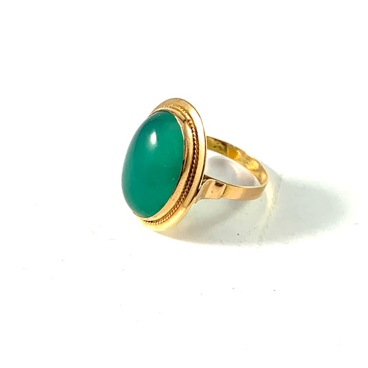 Eastern Mediterranean Vintage 1950s Mid Century 18k Gold Chrysoprase Ring.