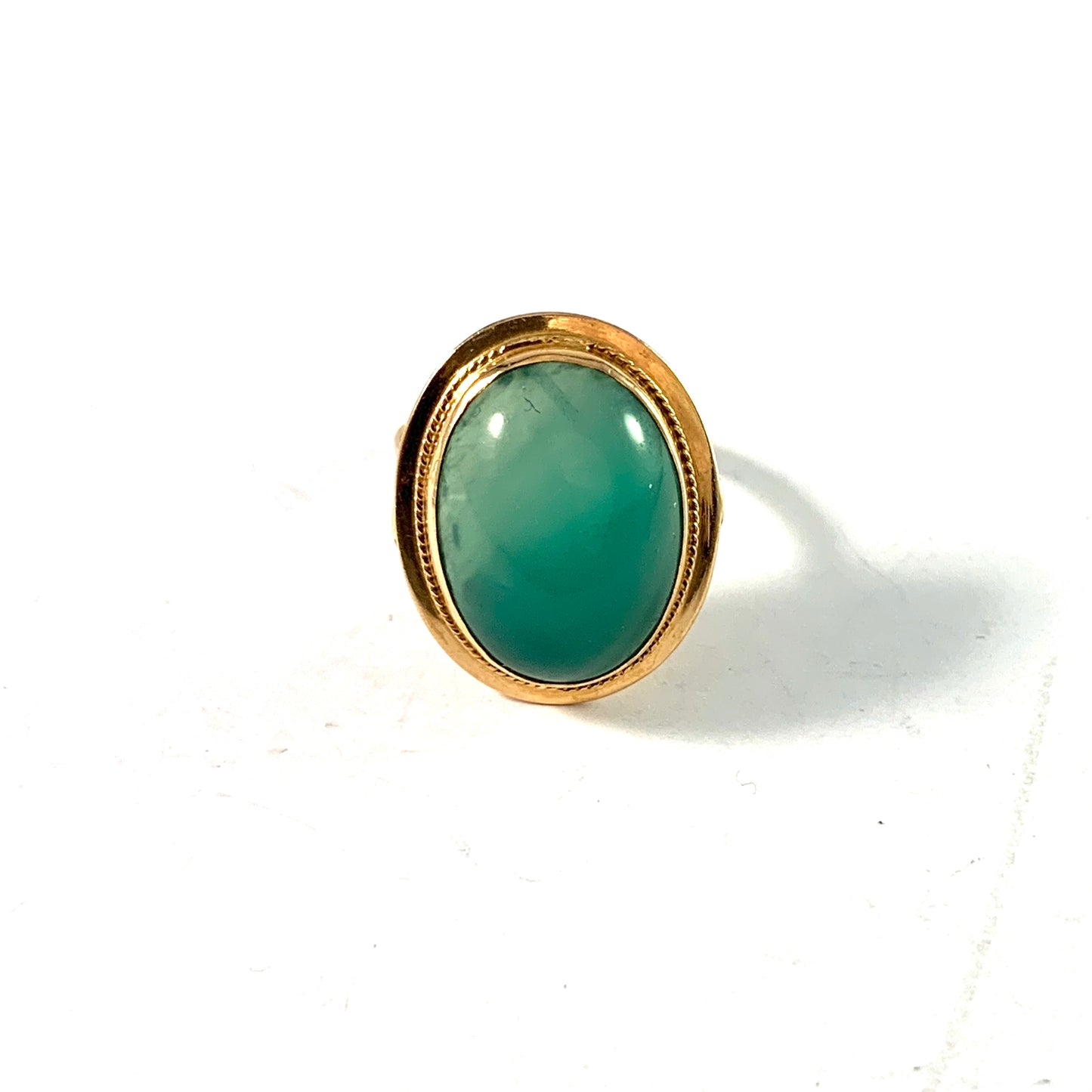 Eastern Mediterranean Vintage 1950s Mid Century 18k Gold Chrysoprase Ring.