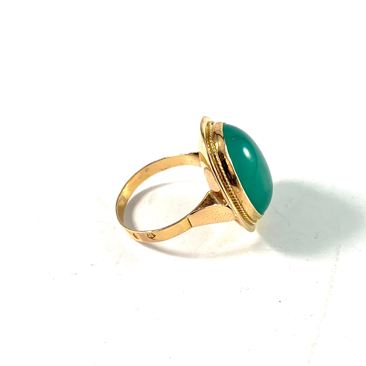 Eastern Mediterranean Vintage 1950s Mid Century 18k Gold Chrysoprase Ring.