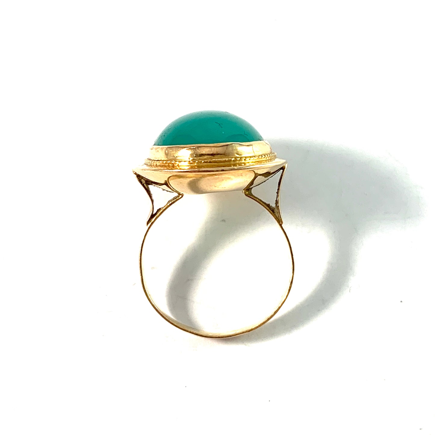 Eastern Mediterranean Vintage 1950s Mid Century 18k Gold Chrysoprase Ring.