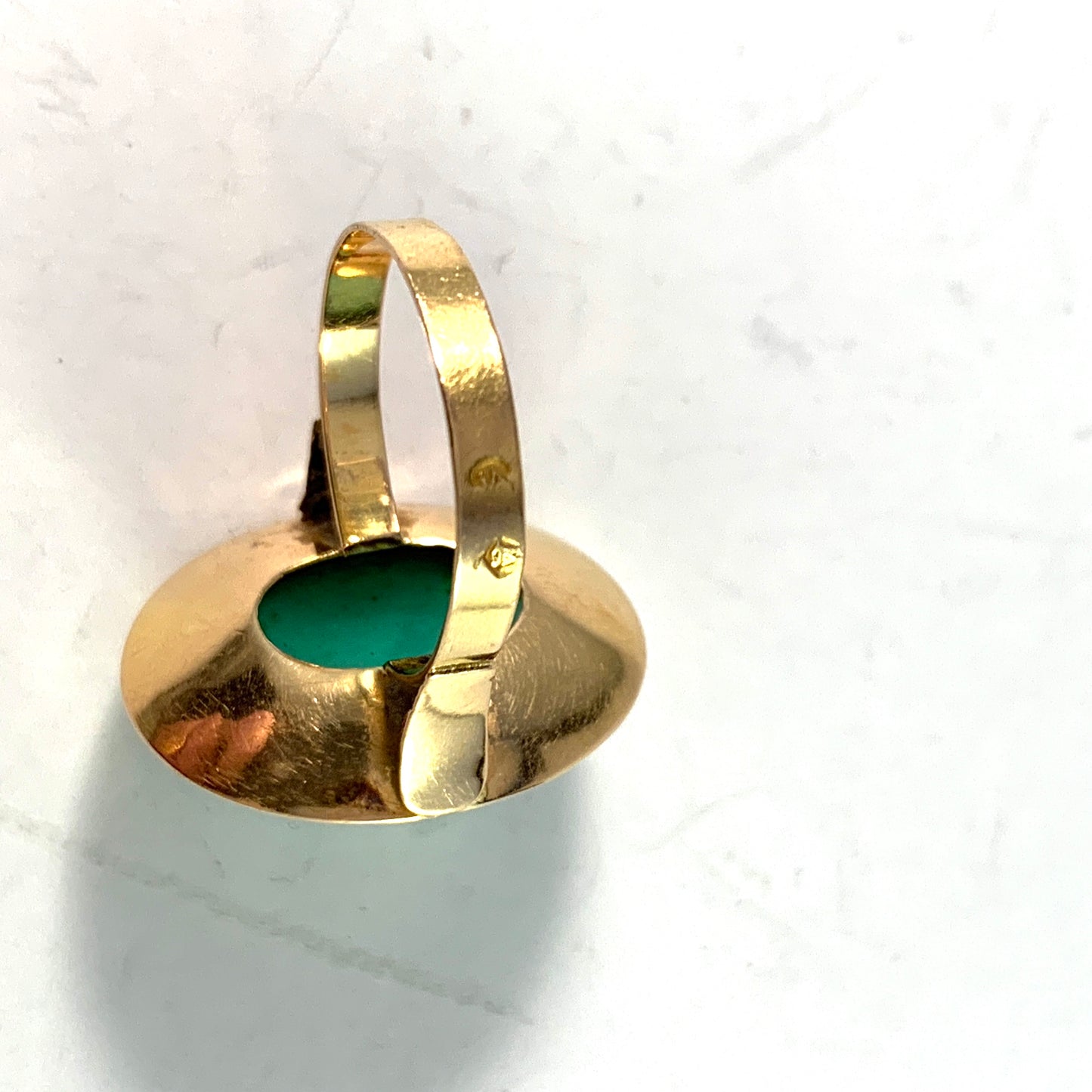 Eastern Mediterranean Vintage 1950s Mid Century 18k Gold Chrysoprase Ring.