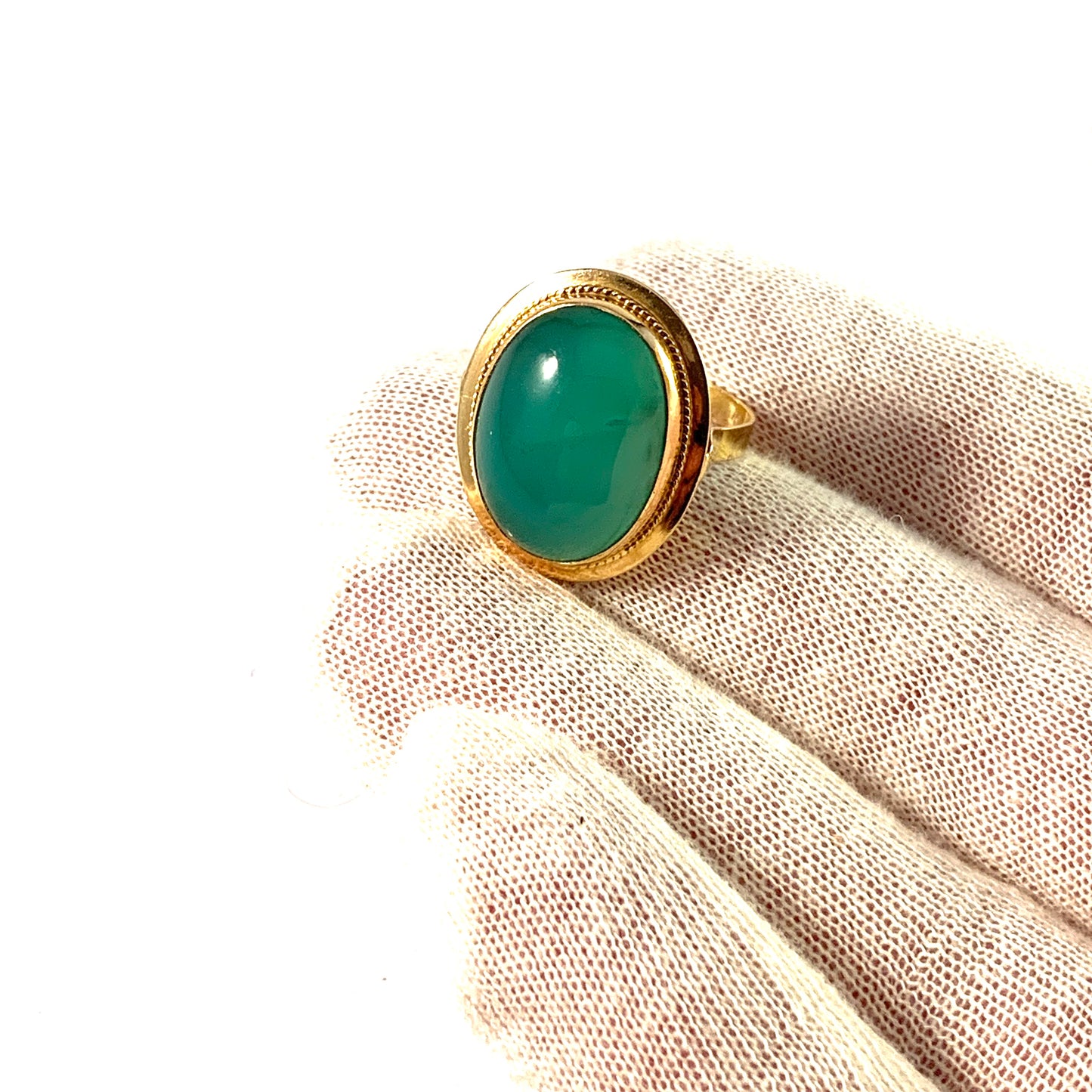 Eastern Mediterranean Vintage 1950s Mid Century 18k Gold Chrysoprase Ring.