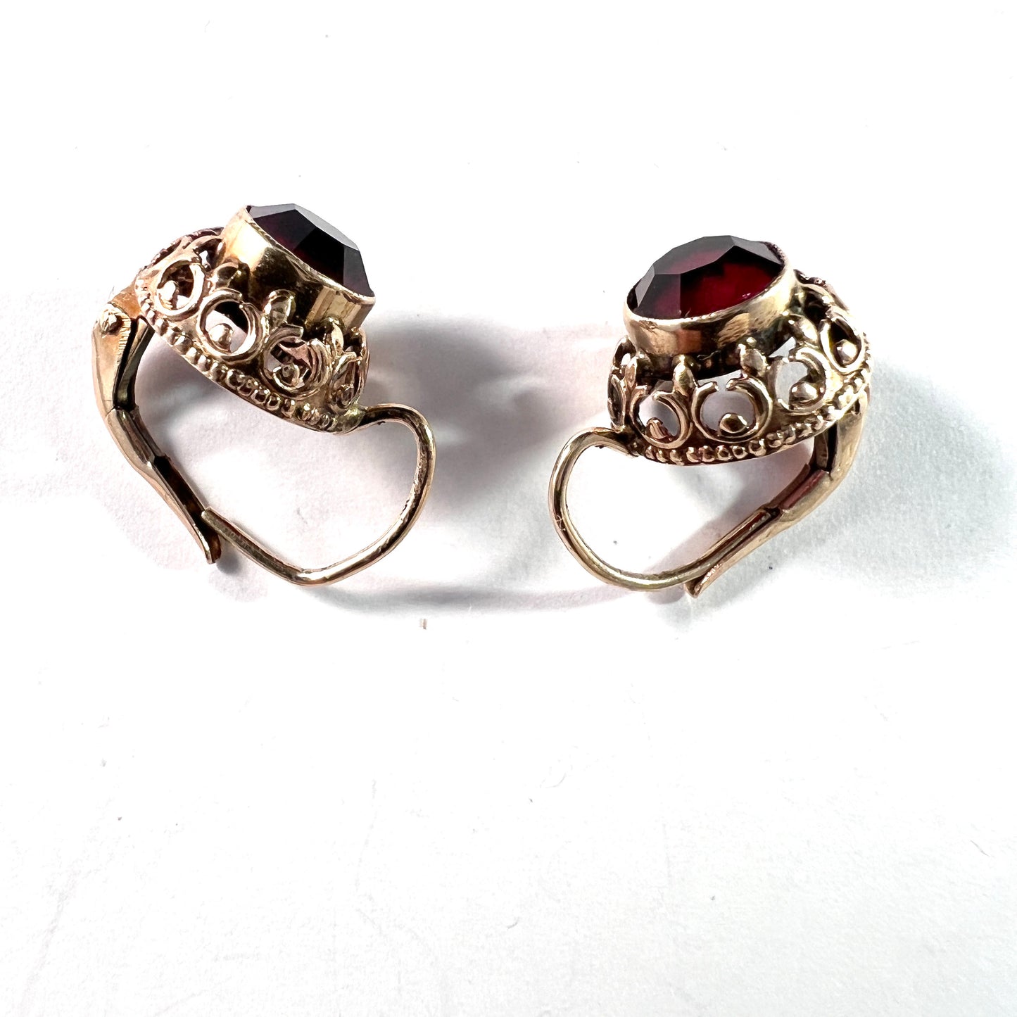 Vintage c 1940s. 14k Gold Garnet Earrings.