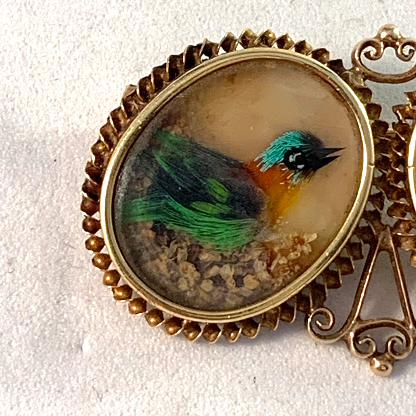 Victorian 18k Gold Essex Crystal Reverse Intaglio Bird Brooch