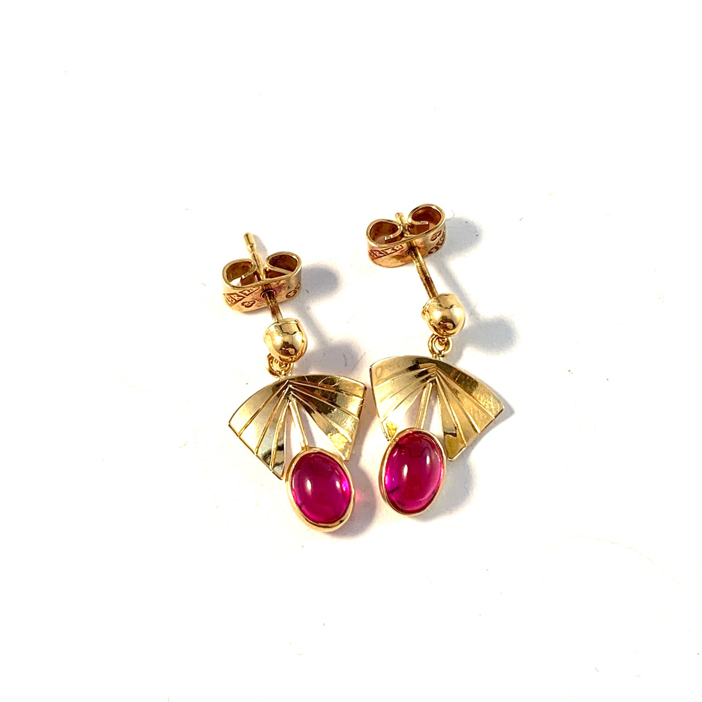 Guldvaruhuset, Sweden year 1961. Vintage 18k Gold Synthetic Pink Sapphire Earrings.