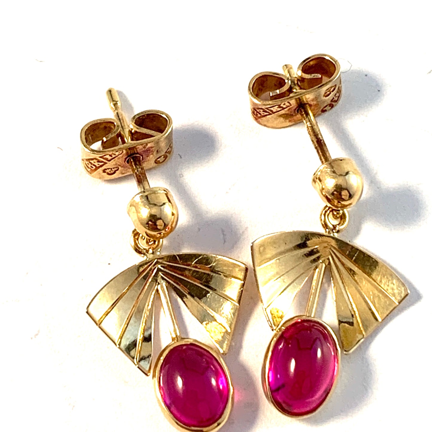 Guldvaruhuset, Sweden year 1961. Vintage 18k Gold Synthetic Pink Sapphire Earrings.