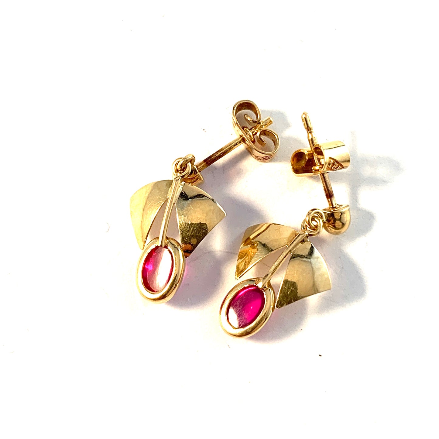 Guldvaruhuset, Sweden year 1961. Vintage 18k Gold Synthetic Pink Sapphire Earrings.